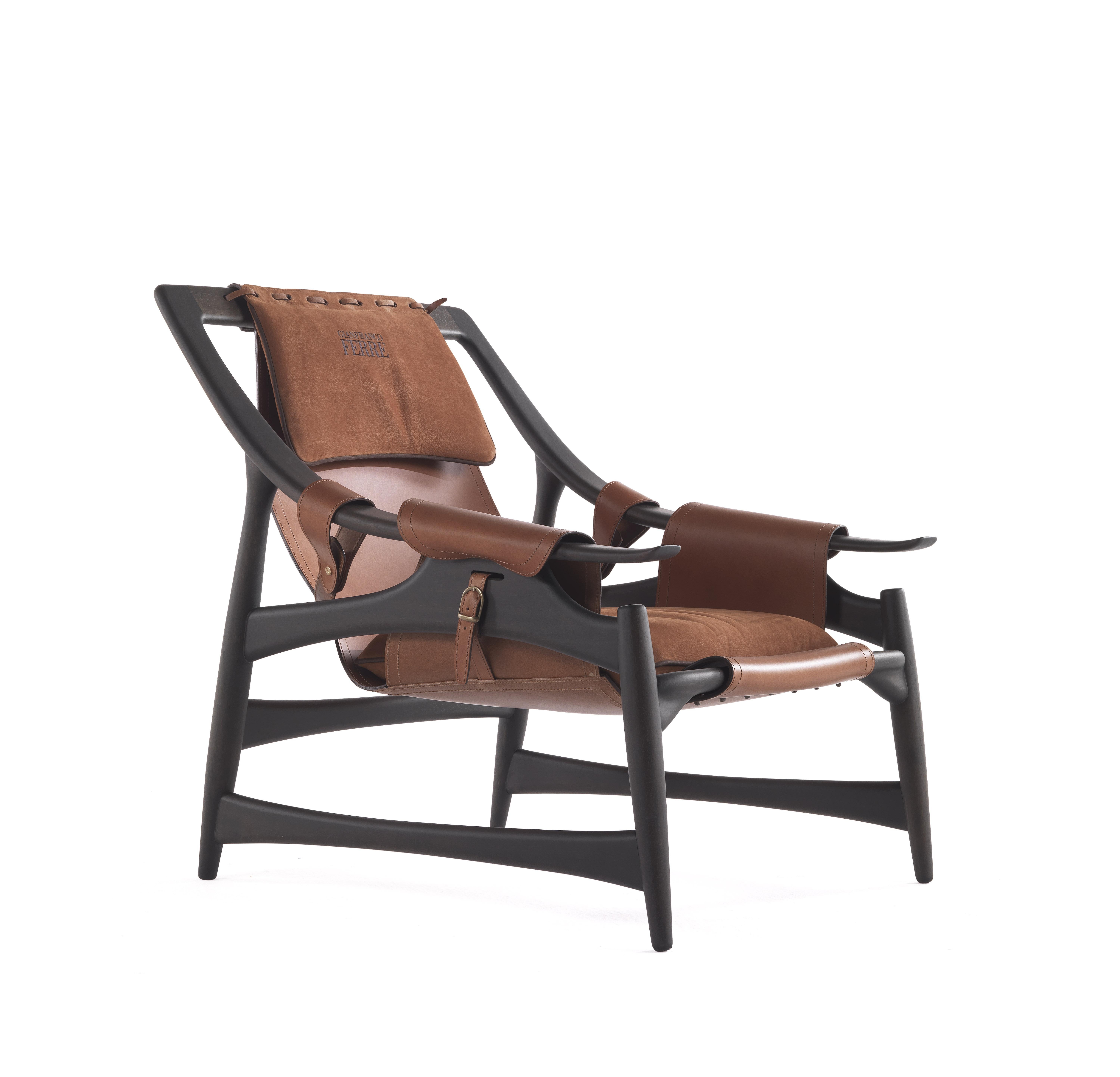 Style rétro et esprit métropolitain pour le fauteuil Kalamaja. La structure solide en hêtre massif teinté gris rencontre la légèreté de l'assise suspendue en cuir, soutenue par les accoudoirs aux sangles caractéristiques. Un élément d'ameublement au