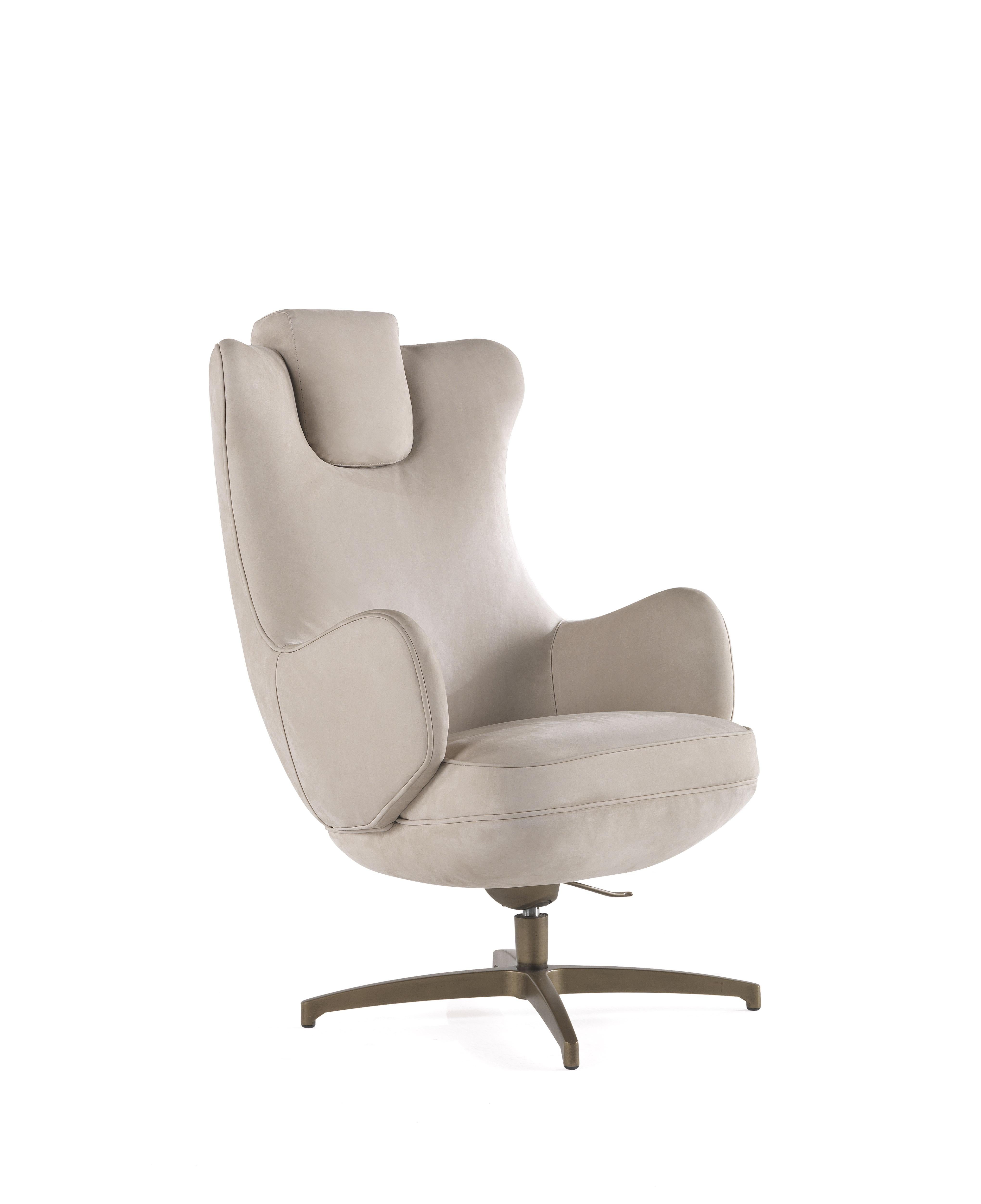 Original reinterpretation of the Classic ergonomic office chair, Kurgan swivel chair brings together comfort and quality of materials and workmanship. In the new version characterized by leather upholstery and swivel base with the bronzed finish, it