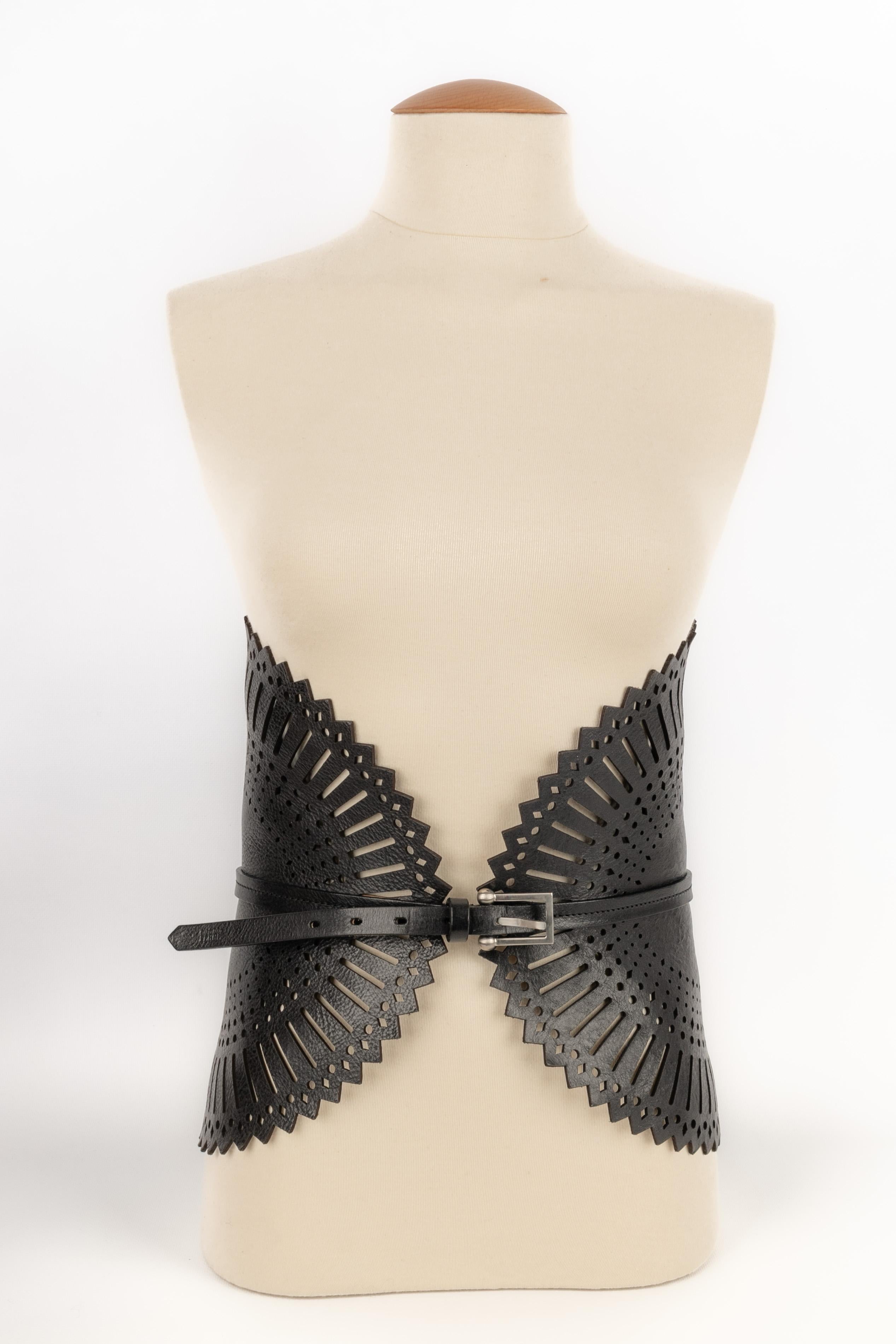 GIANFRANCO FERRÉ - (Made in Italy) Bellissima cintura in pelle nera traforata. Taglia 85.

Condizioni:
Ottime condizioni

Dimensioni:
Taglia 85

SKU:ACC143