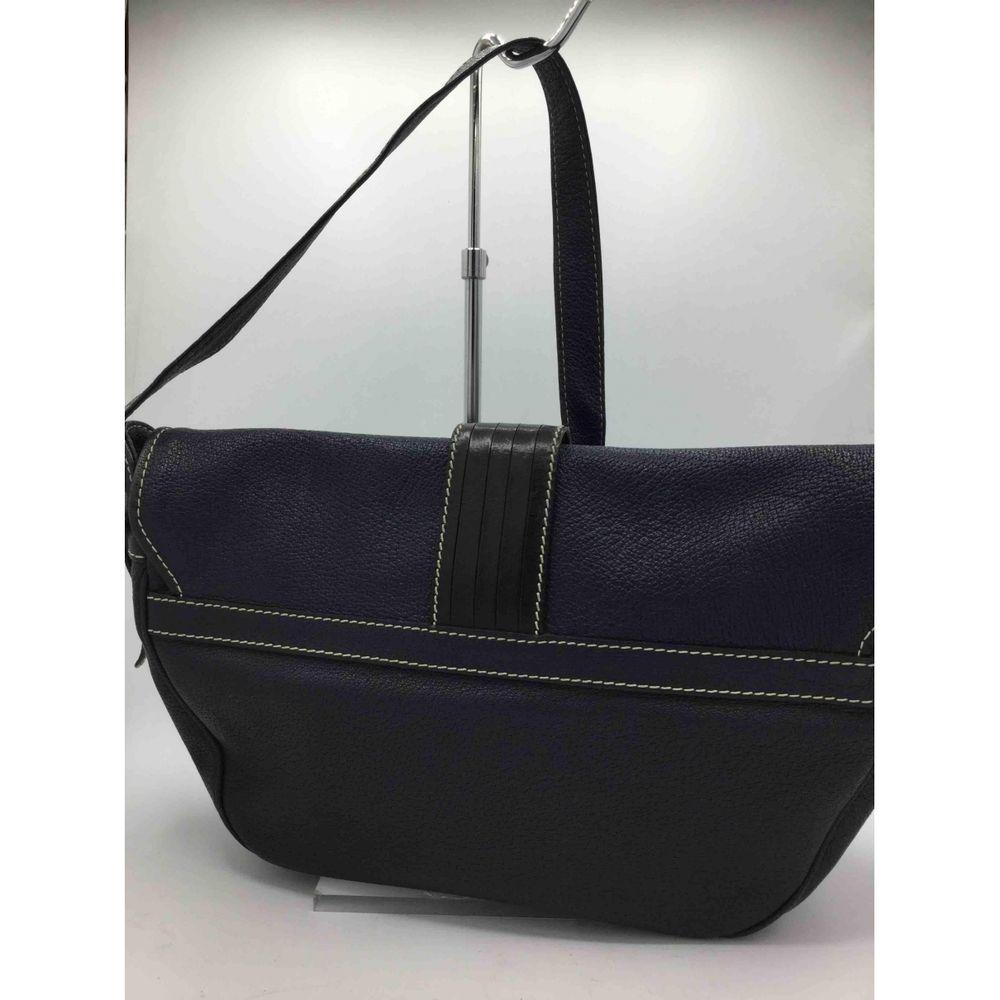 Gianfranco Ferré Leather Crossbody Bag in Blue

Gianfranco Ferre bag in blue leather, half-moon shape, adjustable shoulder strap and flap and magnetic button closure. It has an inside zipped pocket. Height 22 cm, length 35 cm, bottom 11 cm, handle