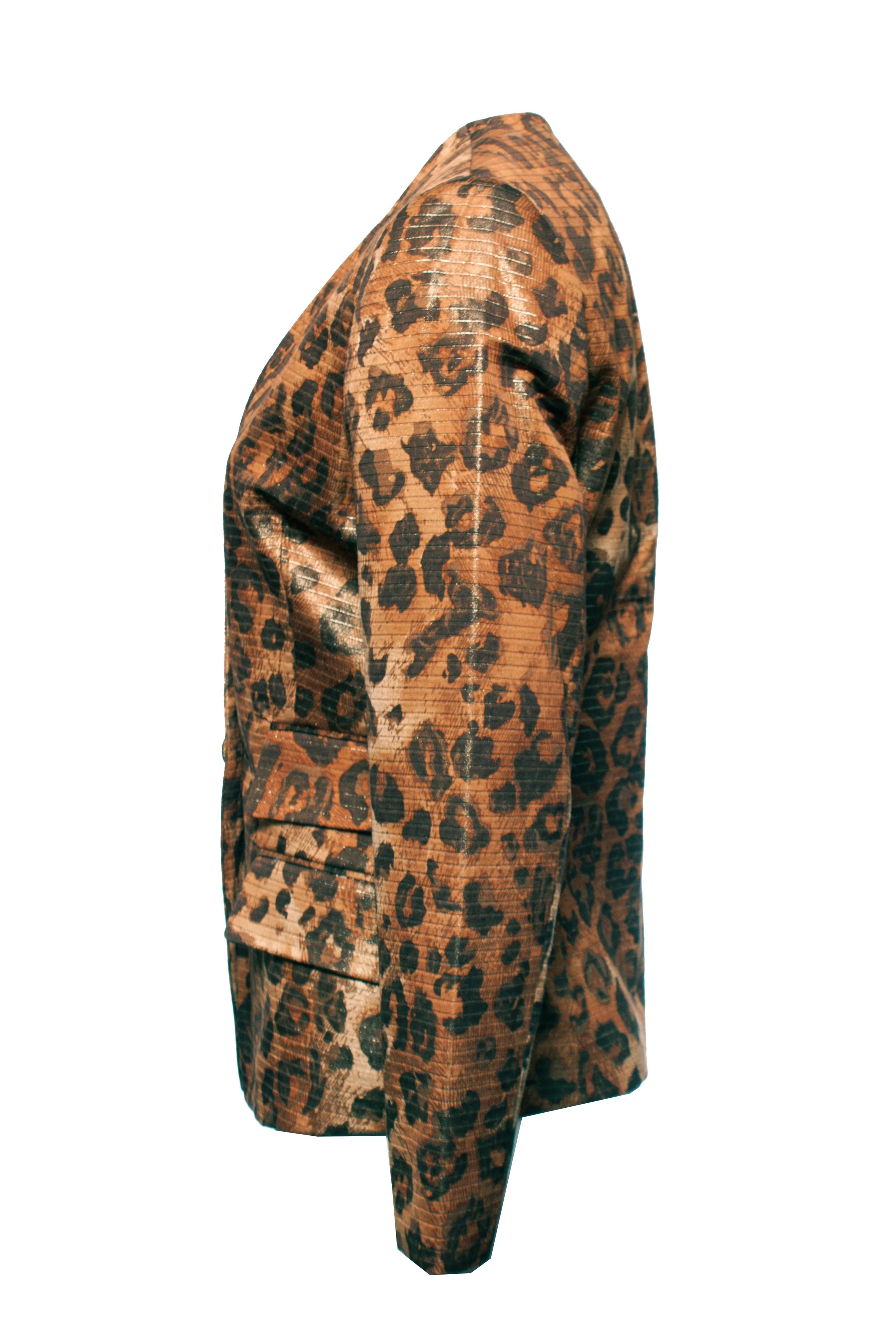 Gianfranco Ferrè, blazer leopardato marrone con strisce di lurex in taglia M. Questo articolo è in ottime condizioni.

- CONDIZIONE: in ottime condizioni

- TAGLIA: M

- MISURE: lunghezza 64 cm, larghezza 45,5 cm, vita 40,5 cm, larghezza spalle 39