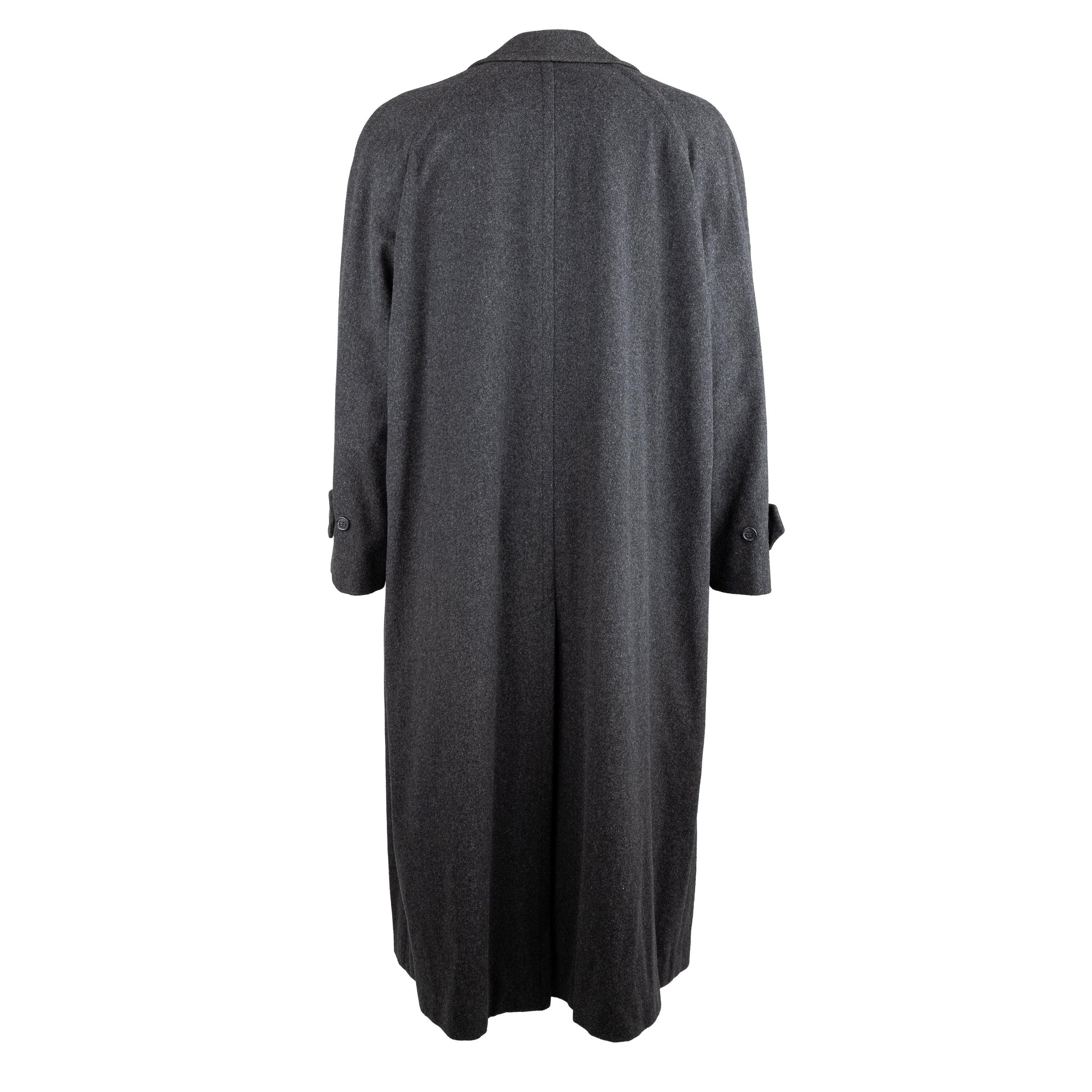 Expertly crafted from luxurious virgin wool, this Gianfranco Ferré coat exudes classic elegance. Designed with a single breasted closure and raglan sleeves for an oversized fit, it also features a half lining in a soft viscose and acetate blend.