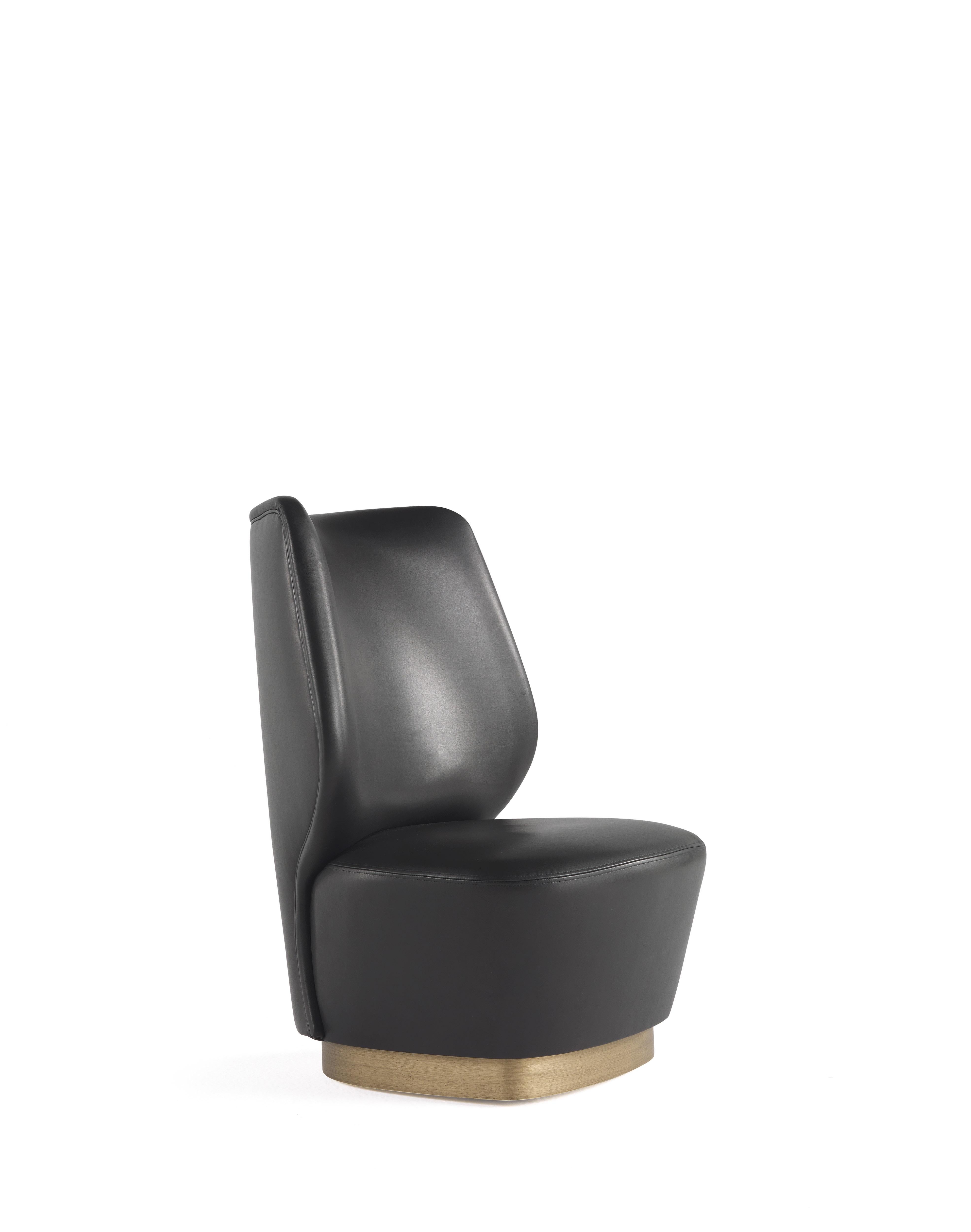 Retro-Geschmack und weiche, abgerundete Formen für den Sessel Marvila. Die raffinierte Eleganz und die kompakten Proportionen werden durch den bronzierten Sockel unterstrichen, ein Detail, das dem Ganzen einen raffinierten dekorativen Reiz