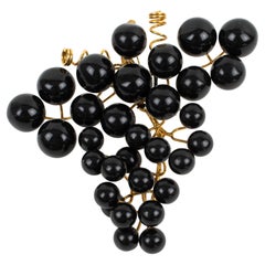 Gianfranco Ferre Broche à épingle sculpturale massive en forme de raisins de résine noire