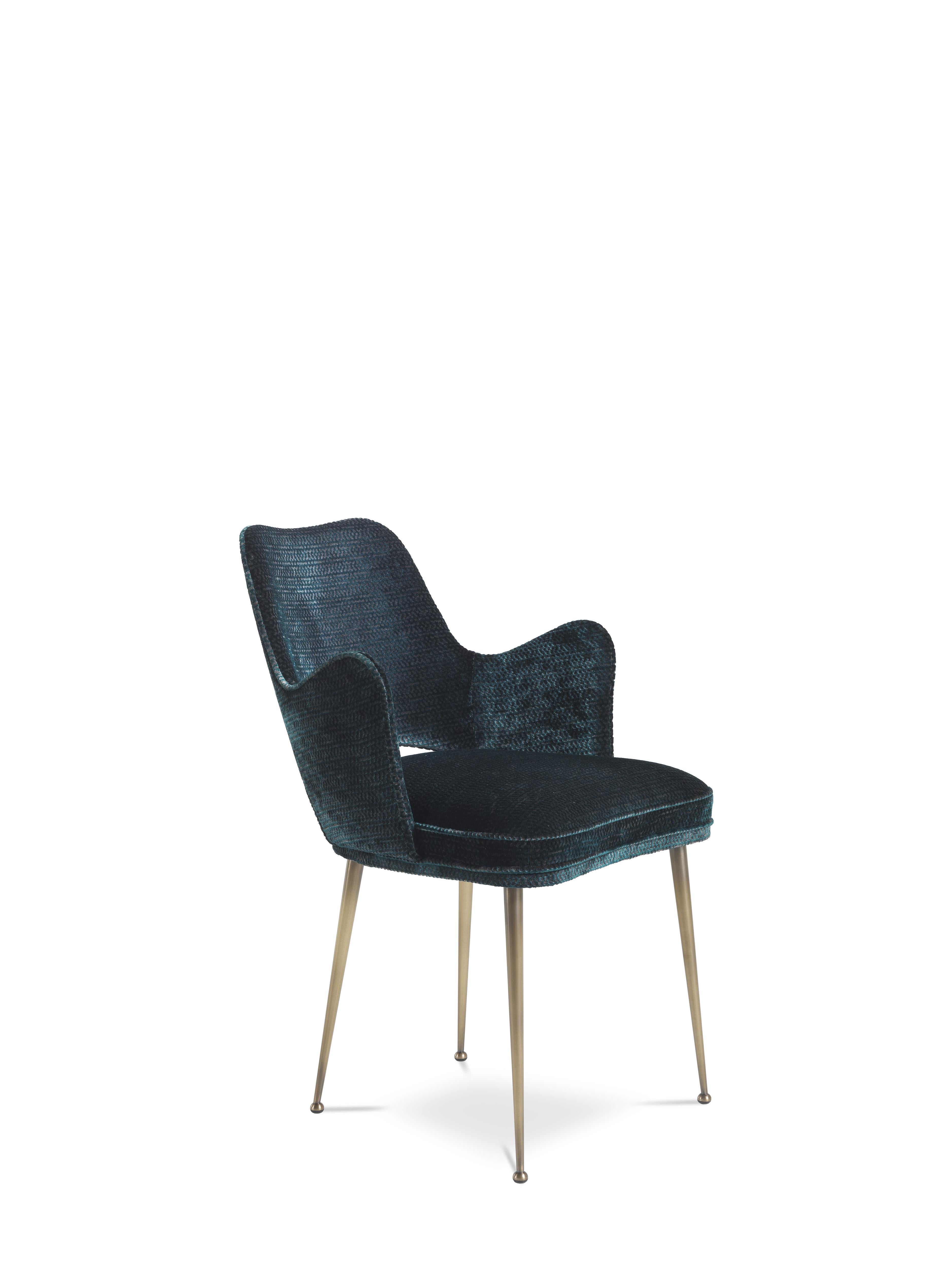 A chair with armrests able to harmoniously combine comfort and elegance. Featuring an original and light design, it has thin brass legs with feet, inspired by the 1950s. The possibility to choose among different upholstery makes McAdam a