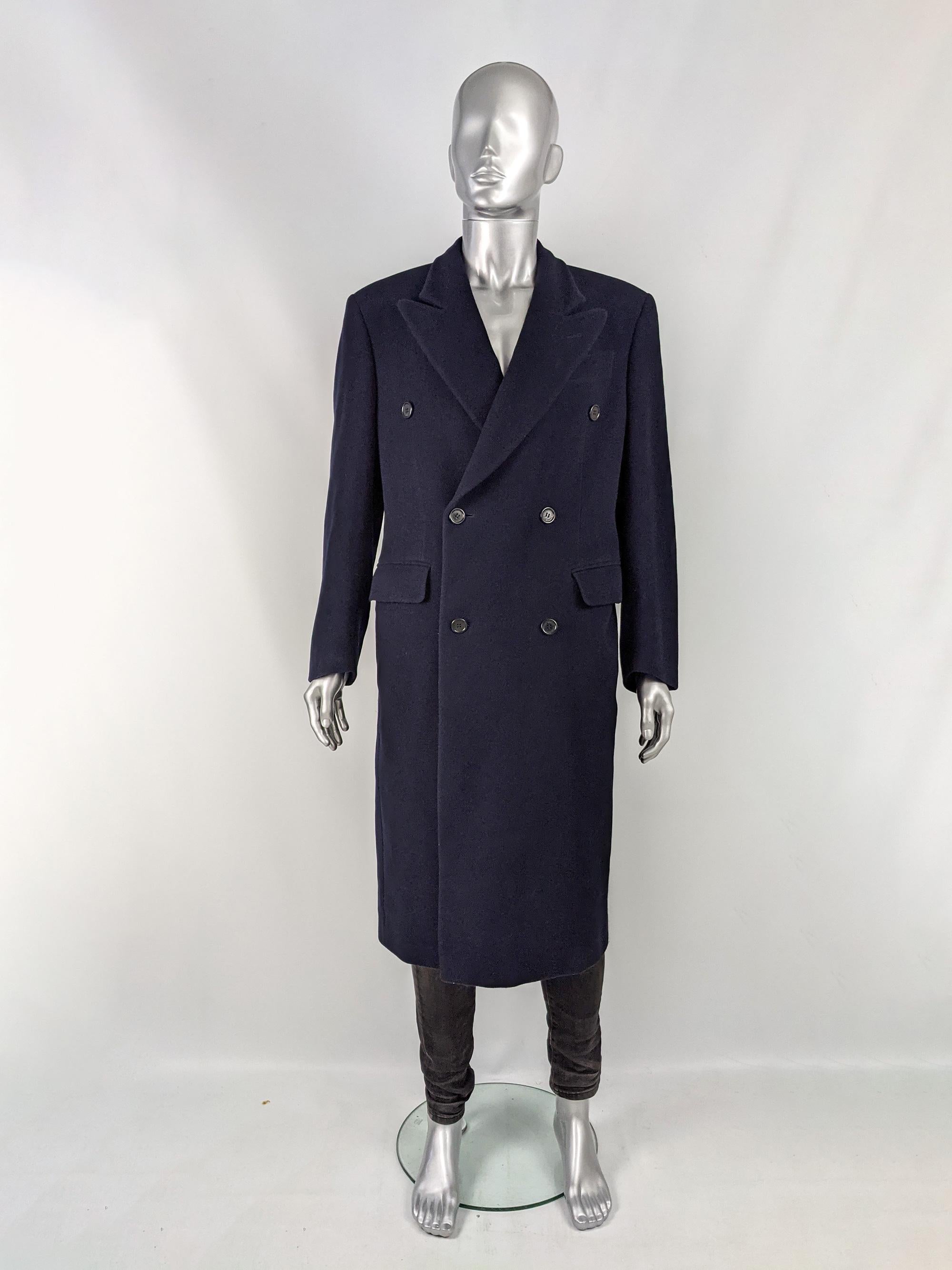 An excellent and timeless vintage mens Gianfranco Ferre peacoat. Gianfranco Ferre was the creative director of Dior in the late 80s and early 90s. Made in Italy, from a navy blue wool fabric, this classic coat has double breasted buttons and peaked