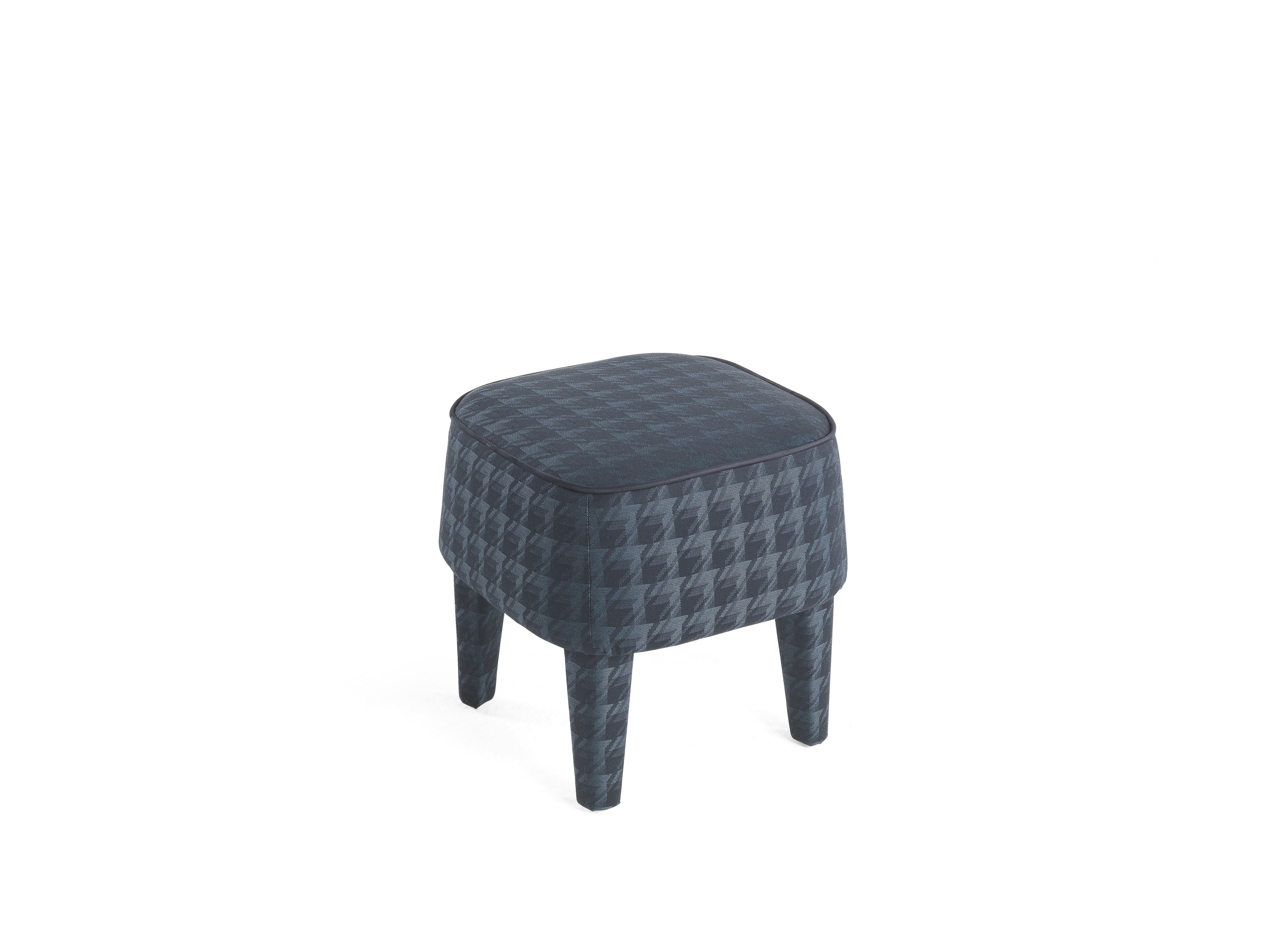 The Mini pouf features a light and versatile design. Small, soft and compact, it adds character to any setting. Available in different menswear fabrics of the collection: pied-de-poule, pinstripe, twill, Prince of Wales.
Mini pouf with structure in