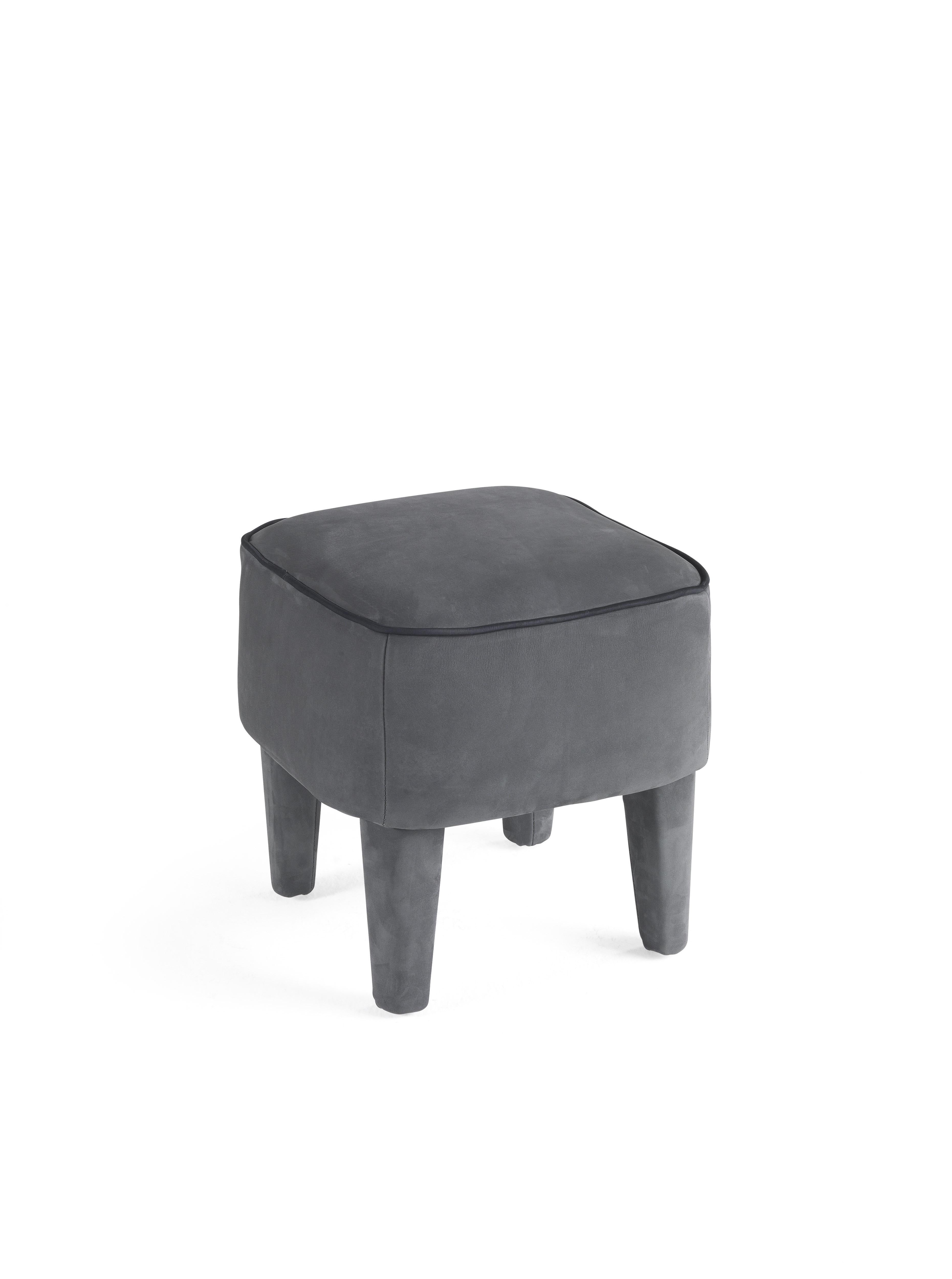 The Mini pouf features a light and versatile design. Small, soft and compact, it adds character to any setting. Available in different menswear fabrics of the collection: pied-de-poule, pinstripe, twill, Prince of Wales.
Mini pouf with the structure