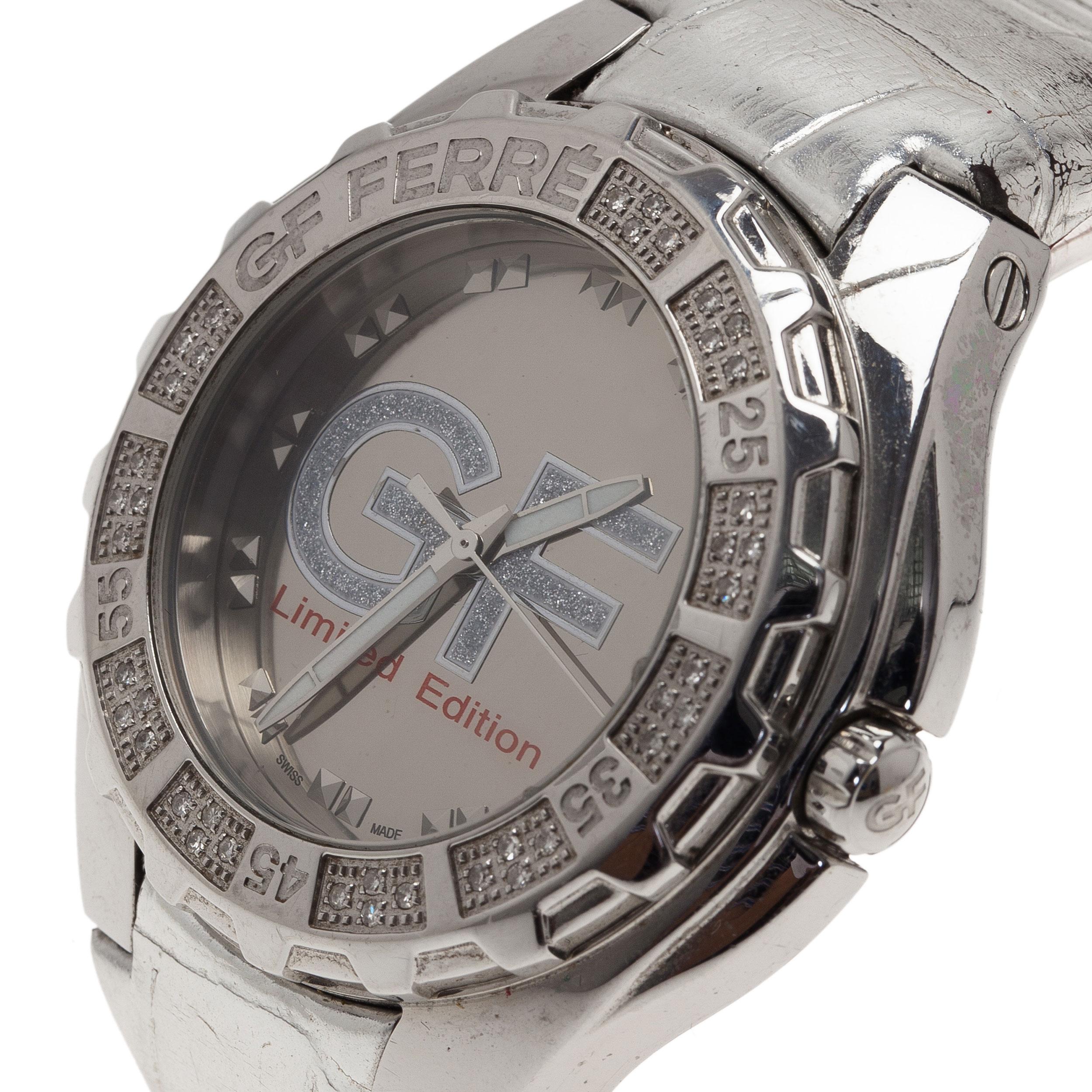 Cette montre-bracelet GF Ferre est un exemple de créativité combinée à des attributs féminins. La montre en édition limitée est dotée d'une lunette rotative ronde en acier inoxydable de couleur argentée, gravée du nom de la marque, de chiffres