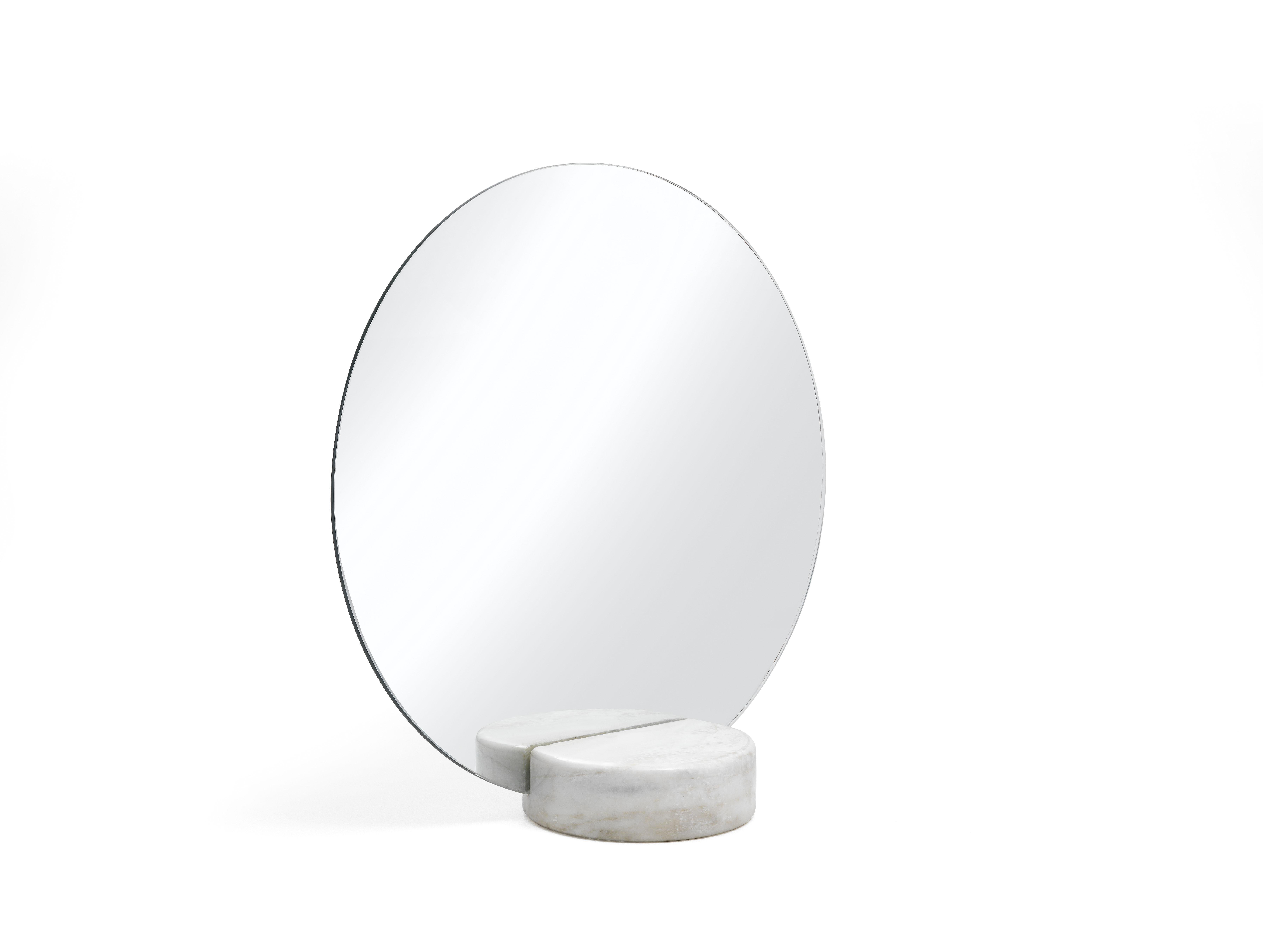 Table mirror with structure in multi-layer poplar. Natural bevelled mirror. Base in white marble.
  