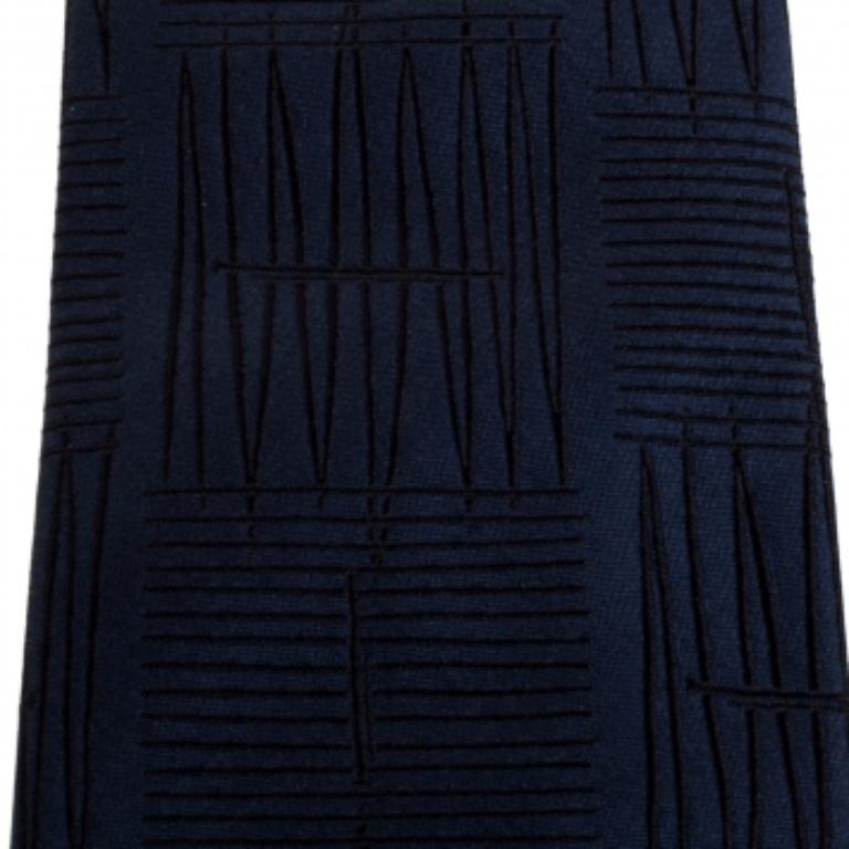 Gianfranco Ferre Navy Blue Embroidered Silk Tie In Excellent Condition For Sale In Dubai, Al Qouz 2
