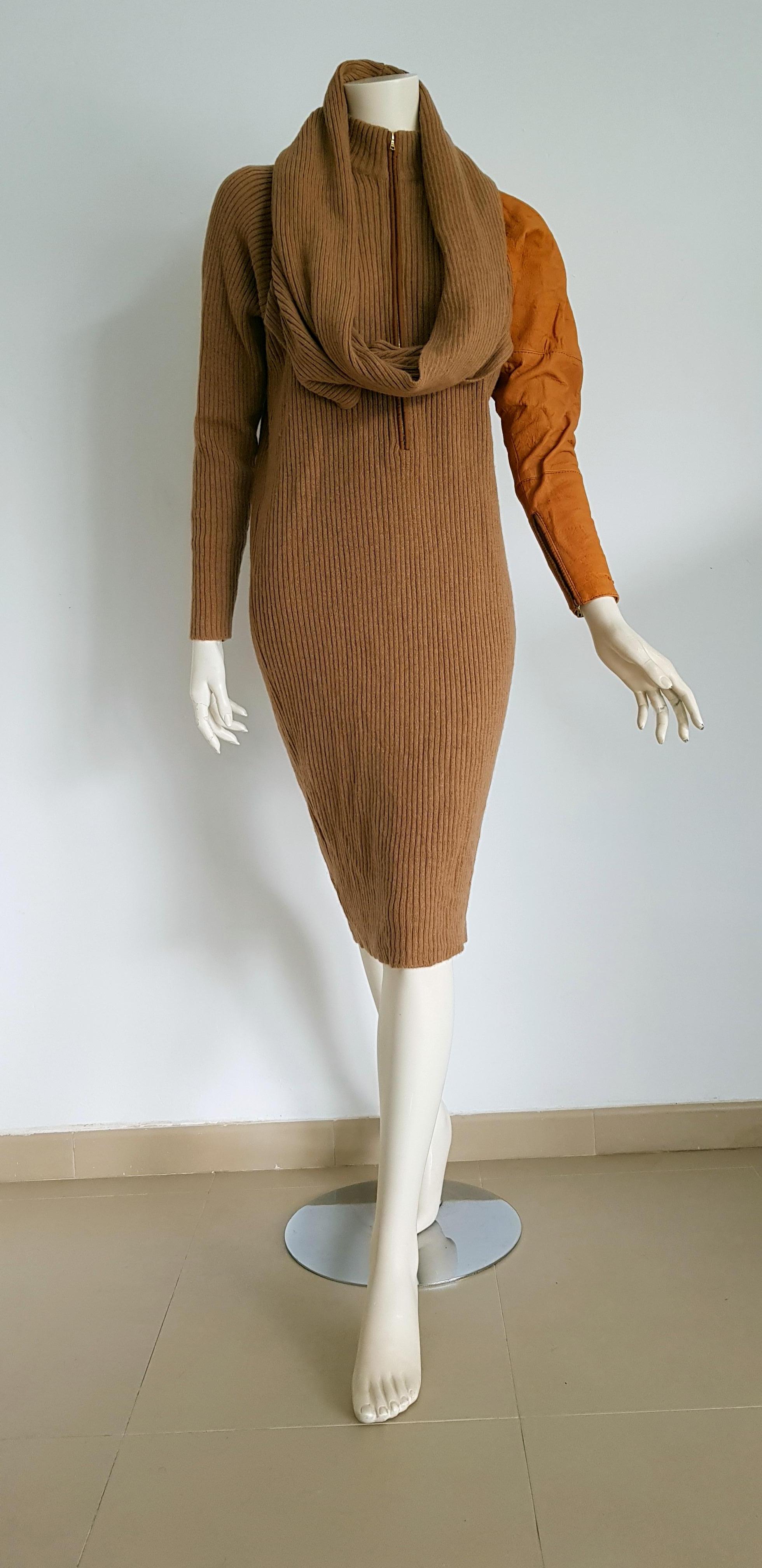 Gianfranco FERRE Couture, one deerskin sleeve, mesh camel dress. Scarf shaped as collar combined with the dress -  Unworn, New.  

SIZE: equivalent to about Small / Medium, please review approx measurements as follows in cm: lenght 112, chest