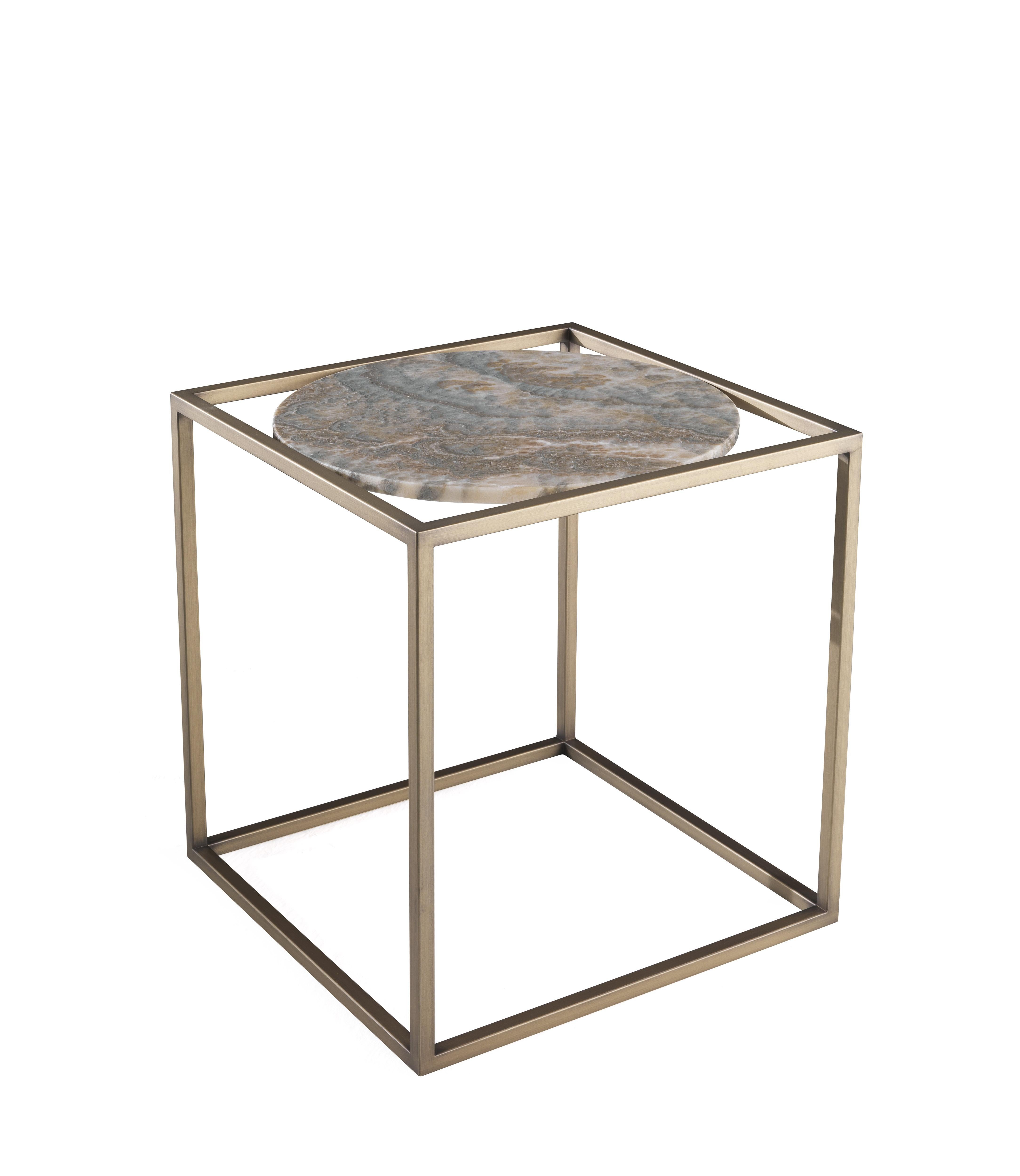 Eine Komposition aus geometrischen Formen und verschiedenen Materialien für einen Tisch, der den Vintage-Charme der rechteckigen Struktur mit bronziertem Finish mit dem edlen und zeitlosen Reiz der runden Platte aus grauem Onyx verbindet.

Der