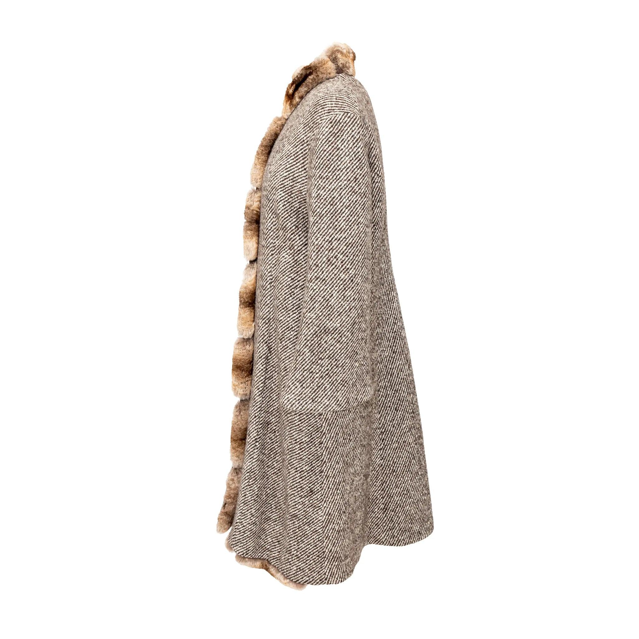 Cappotto vintage in lana di Gianfranco Ferré con collo e bordi in pelliccia di lusso. Con una silhouette longilinea e su misura per un'eleganza invernale chic.
 Osservazioni: Non c'è un cartellino con le dimensioni e la composizione. Manca l'ultimo