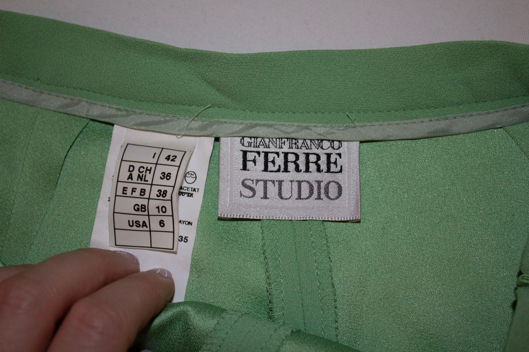 Un pantalón estupendo para la primavera/verano, de Gianfranco Ferre Studio. En un bonito color verde pistacho, el pantalón es una mezcla de acetato y rayón. No están tematizadas porque no se han usado.
Talla IT 42/ UK 10 . Cintura 27'', interior de