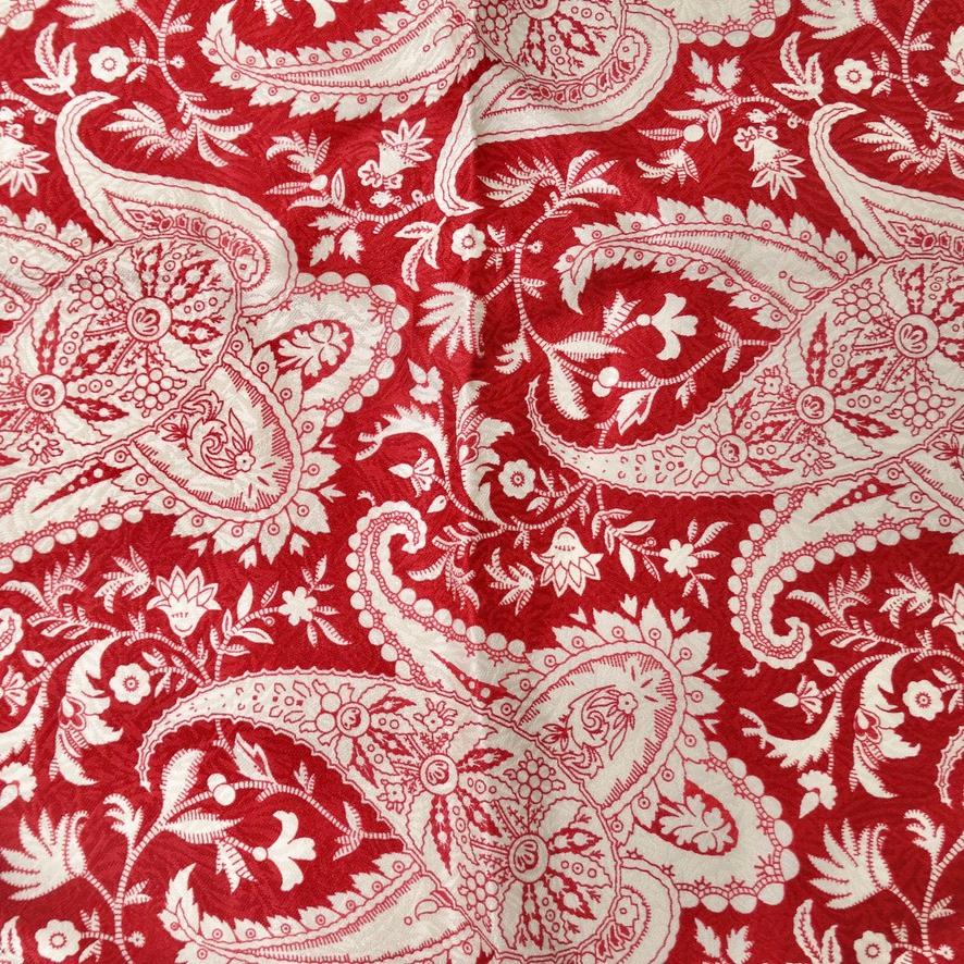Mettez la main sur ce foulard de poche intemporel de Gianfranco Ferre datant des années 1980 ! Ce rouge vif 100% soie est orné d'un magnifique motif cachemire blanc sur toute sa surface, créant ainsi un élément de base classique et chic. Ajoutez la