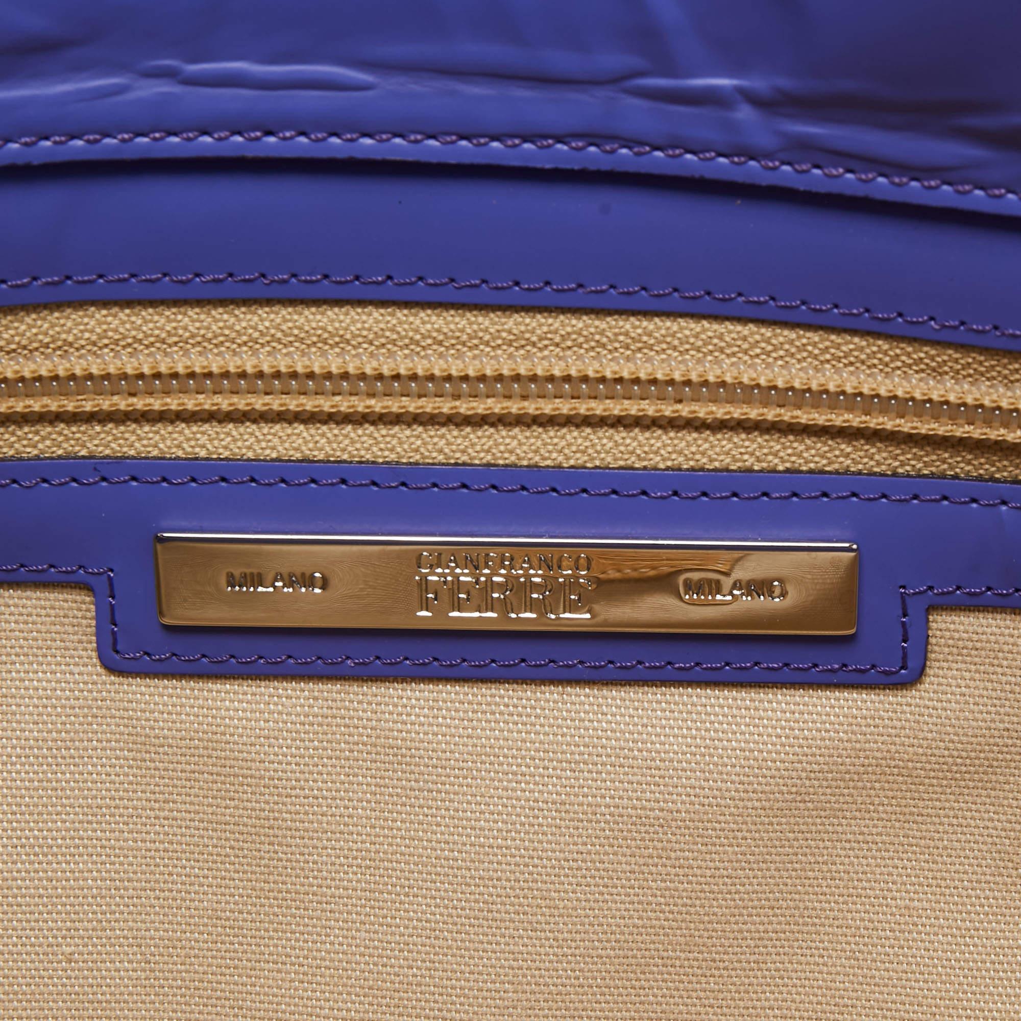 Gianfranco Ferre Pochette surdimensionnée à fermeture éclair latérale en python violet en vente 5