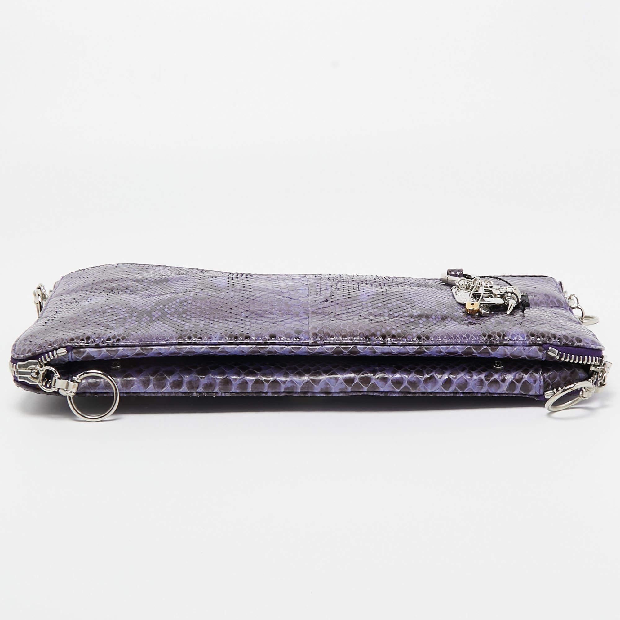Gianfranco Ferre Pochette surdimensionnée à fermeture éclair latérale en python violet en vente 6