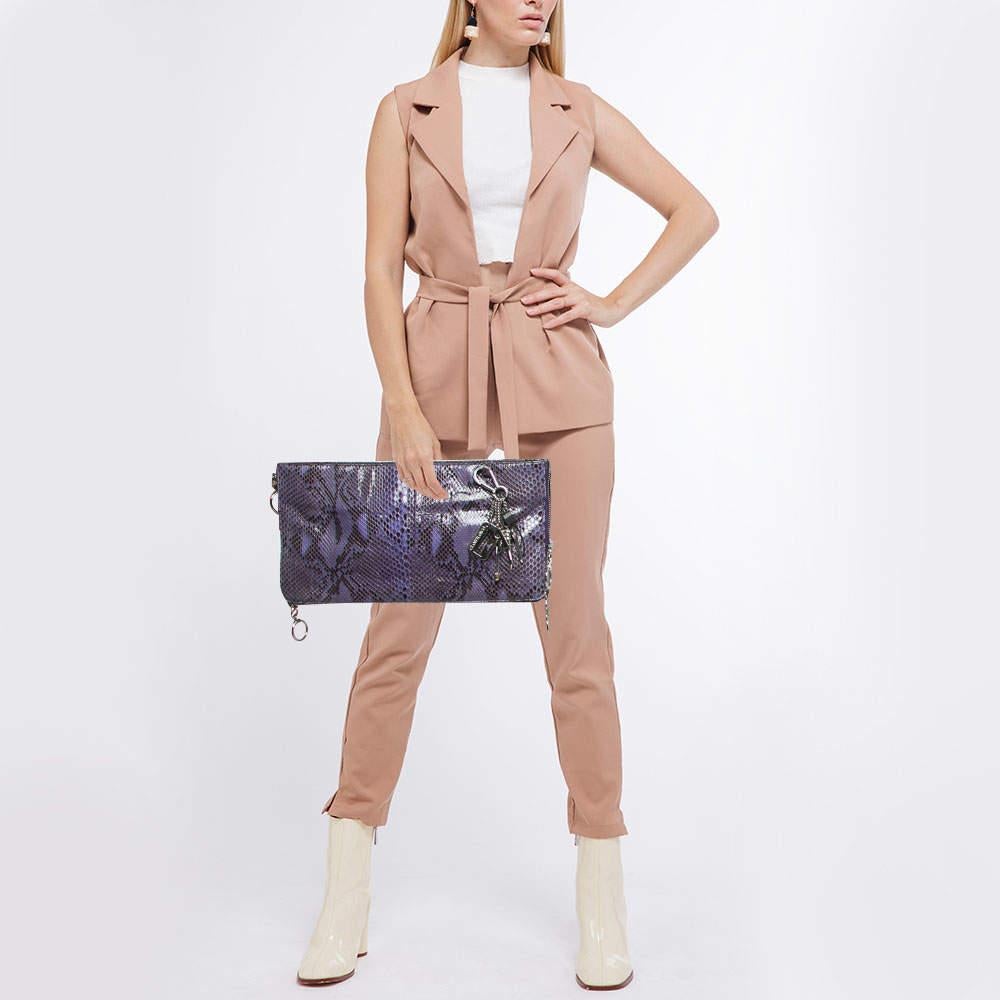 Gris Gianfranco Ferre Pochette surdimensionnée à fermeture éclair latérale en python violet en vente