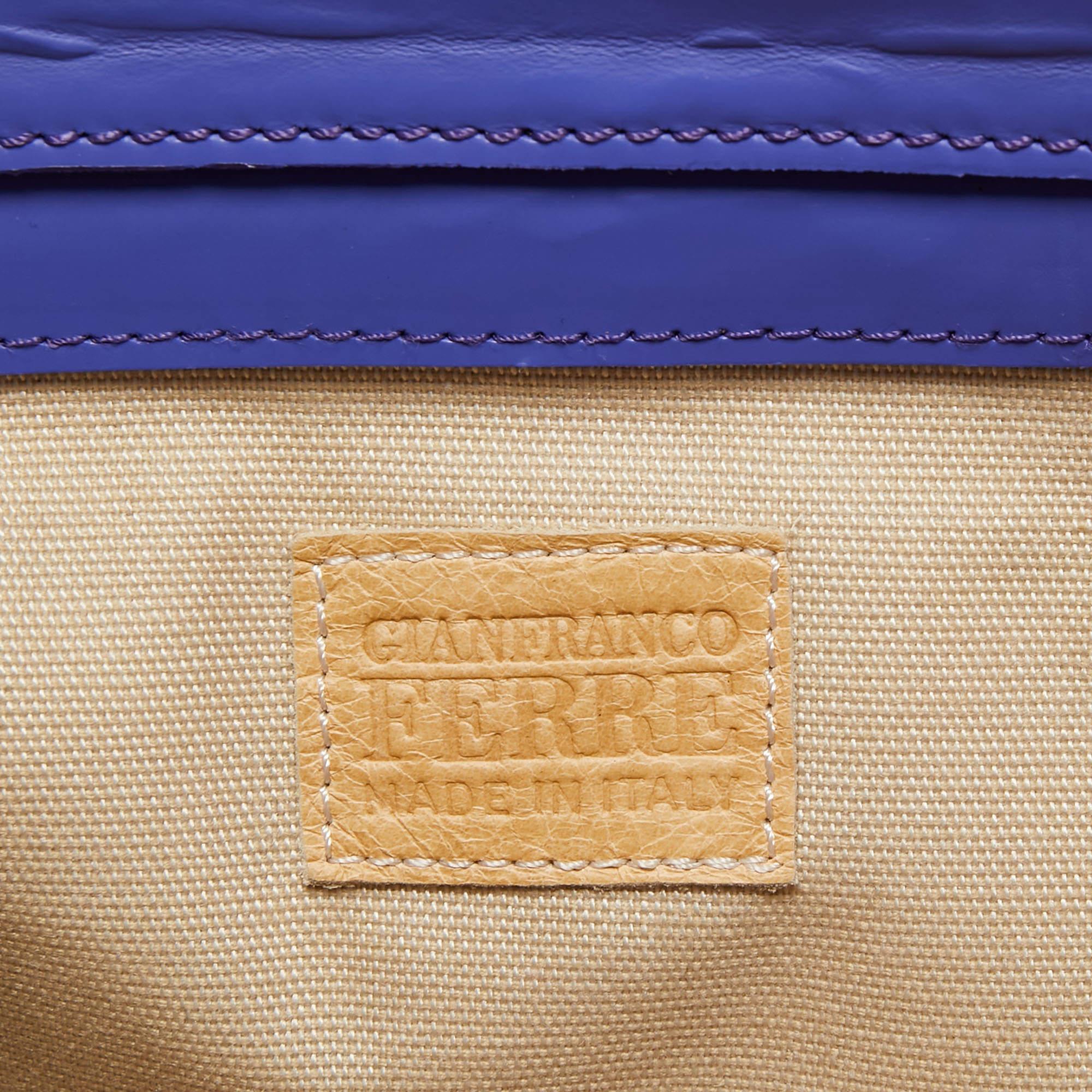 Gianfranco Ferre Pochette surdimensionnée à fermeture éclair latérale en python violet Bon état - En vente à Dubai, Al Qouz 2