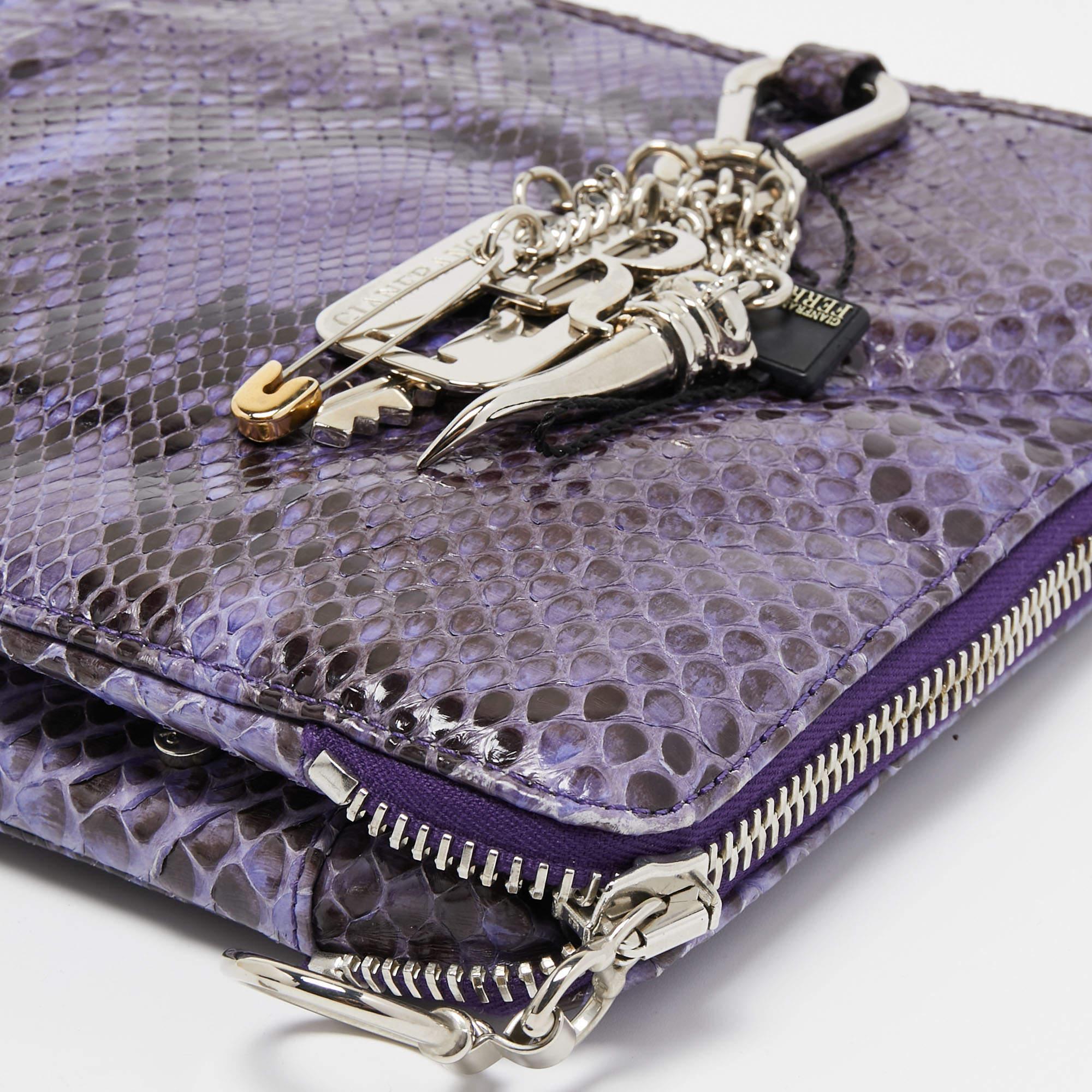 Gianfranco Ferre Pochette surdimensionnée à fermeture éclair latérale en python violet en vente 2