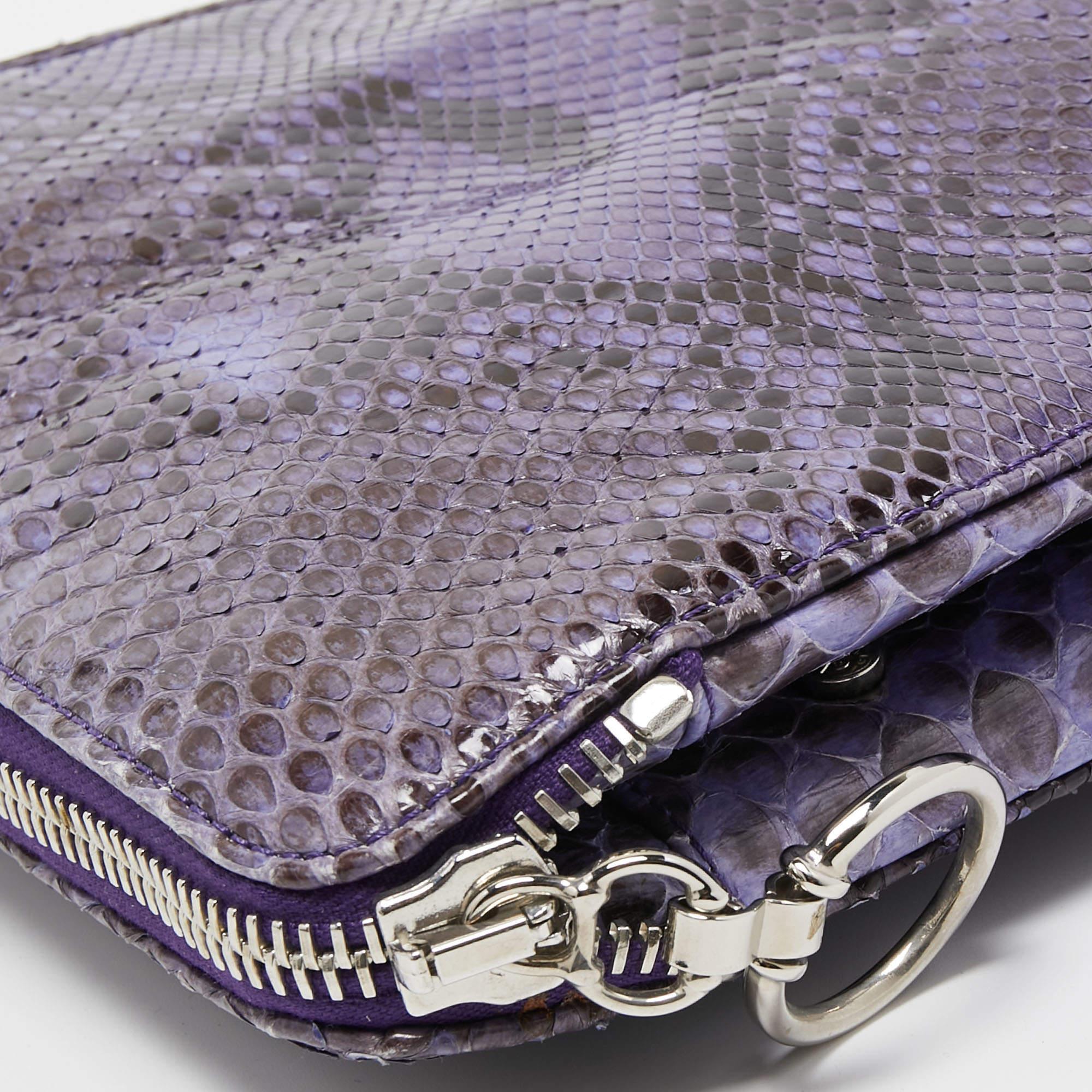 Gianfranco Ferre Pochette surdimensionnée à fermeture éclair latérale en python violet en vente 3