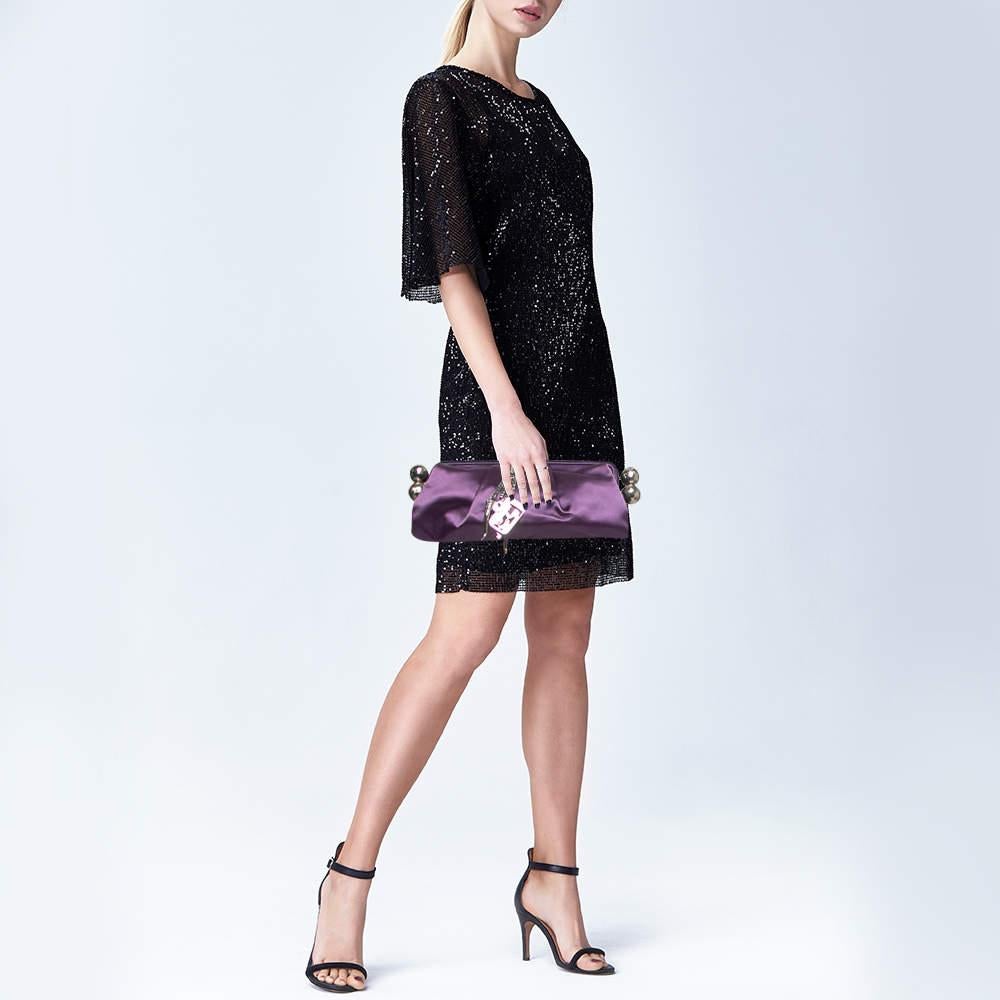 Cette pochette est l'accessoire idéal pour compléter votre ensemble chic. Il est fabriqué dans un matériau de qualité et présente un intérieur bien dimensionné qui peut contenir confortablement tous vos petits objets essentiels.