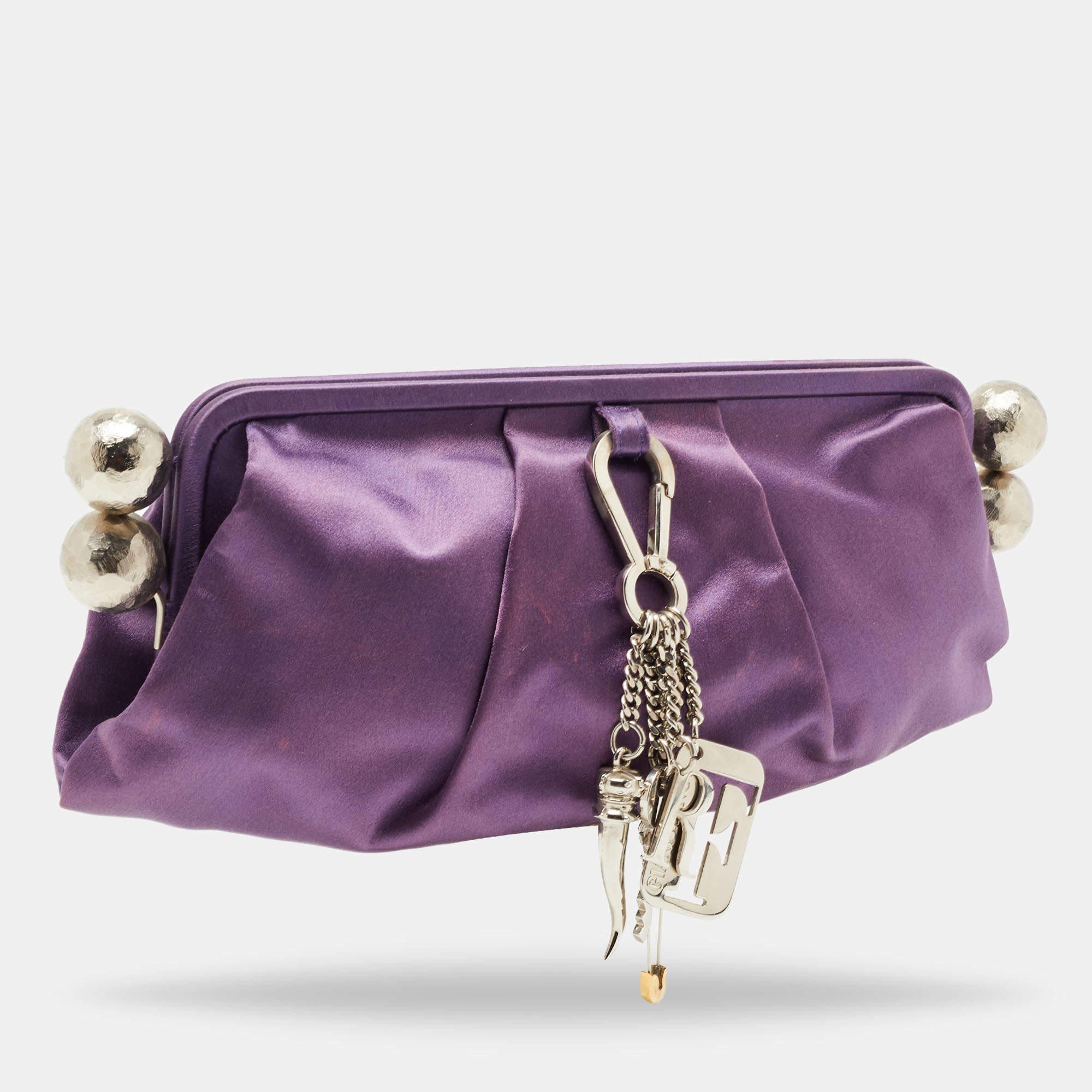 Gris Gianfranco Ferre - Pochette à breloques en satin violet en vente