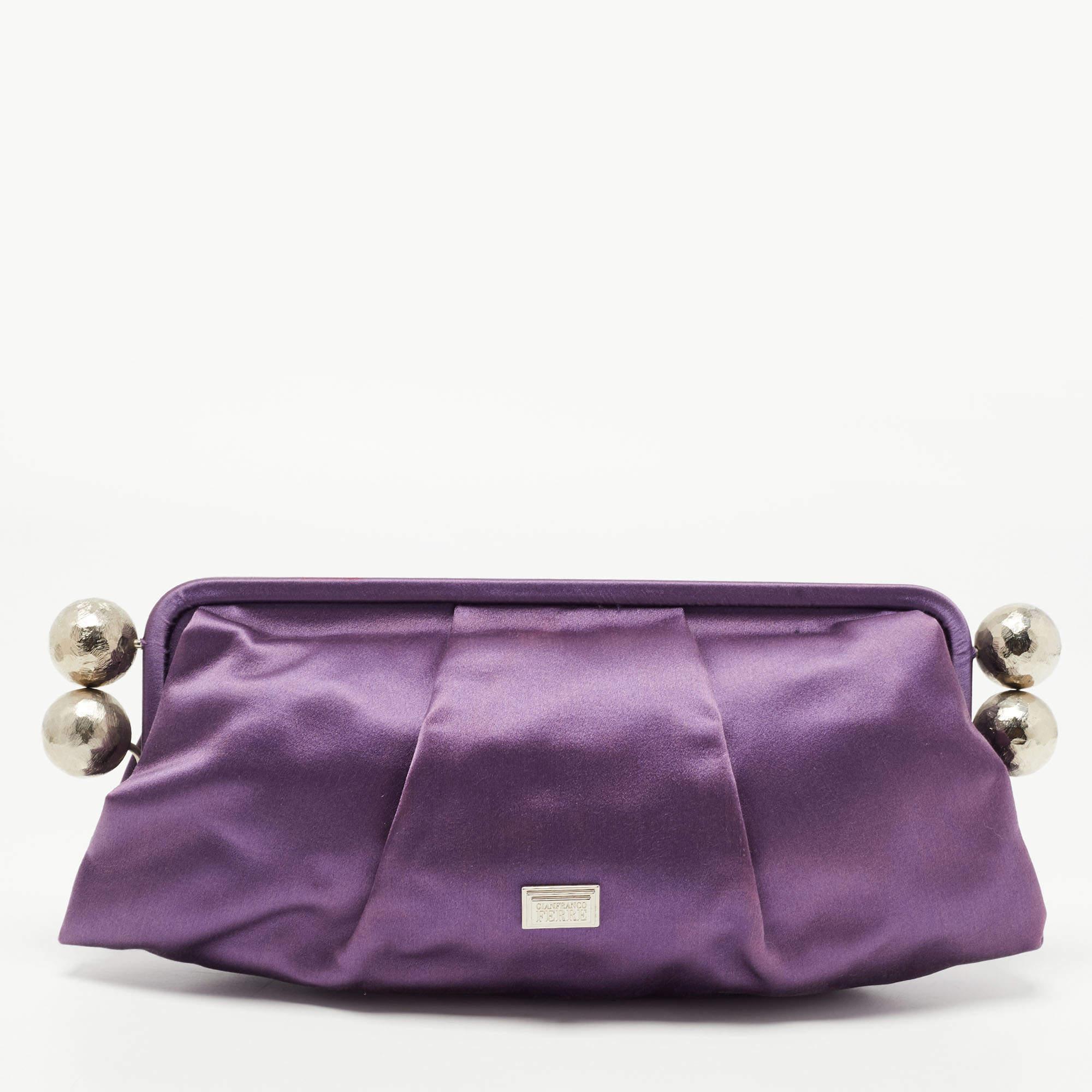 Gianfranco Ferre - Pochette à breloques en satin violet Bon état - En vente à Dubai, Al Qouz 2
