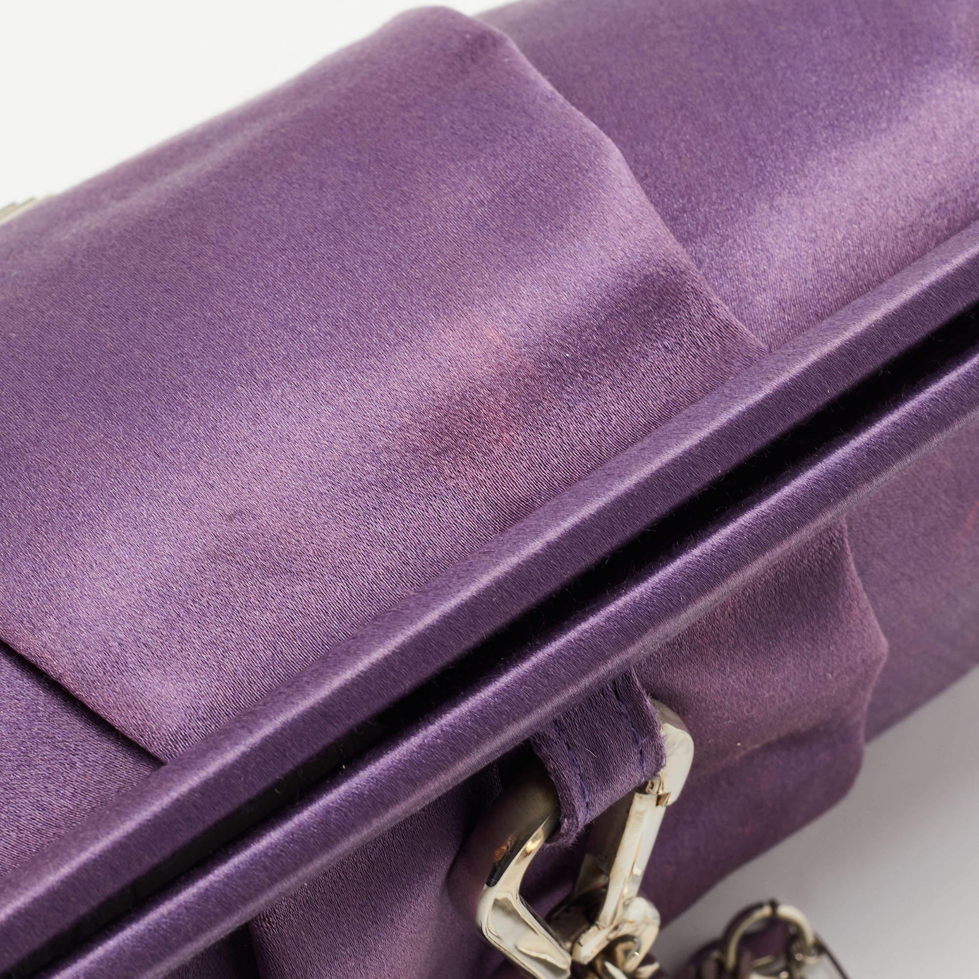 Gianfranco Ferre - Pochette à breloques en satin violet en vente 1