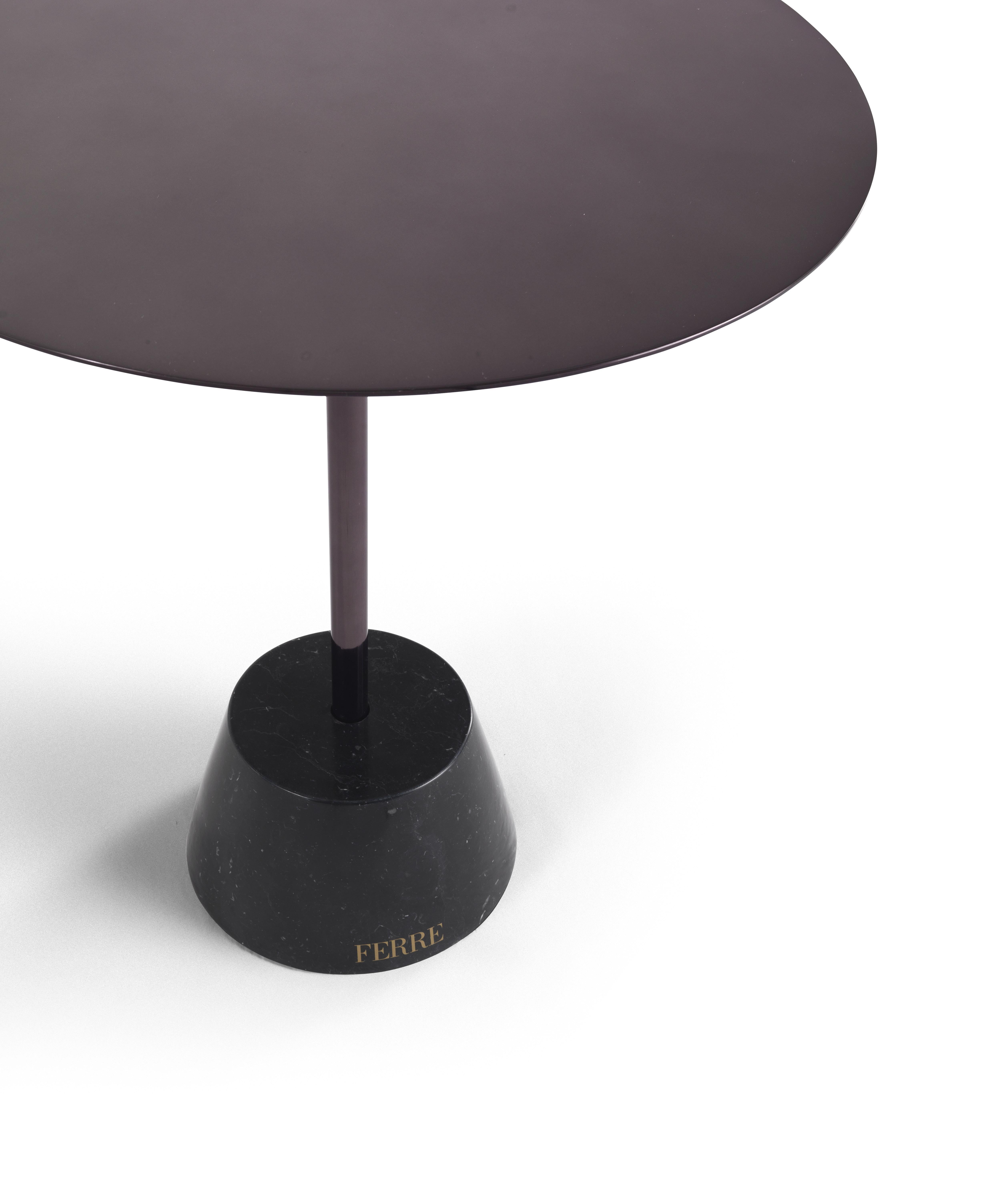 Minimalism and essentiality for the Queens coffee table are characterized by a metal frame and top with a black chrome finish and a base in precious black Marquina marble.
Queens Side Table with Structure and top in metal with black chrome