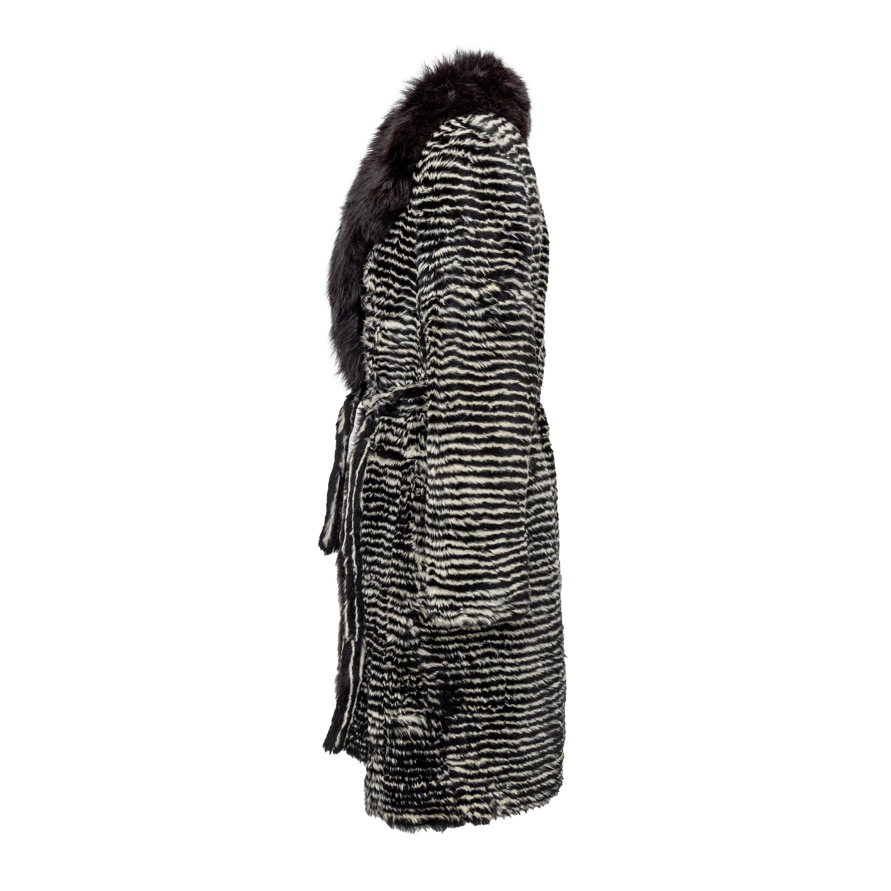 Concediti il lusso con questo cappotto vintage di Gianfranco Ferré in pelliccia di coniglio e volpe degli anni '90. L'effetto a righe bicolore della pelliccia crea un look sorprendente, mentre il bordo in pelliccia di volpe aggiunge un tocco di