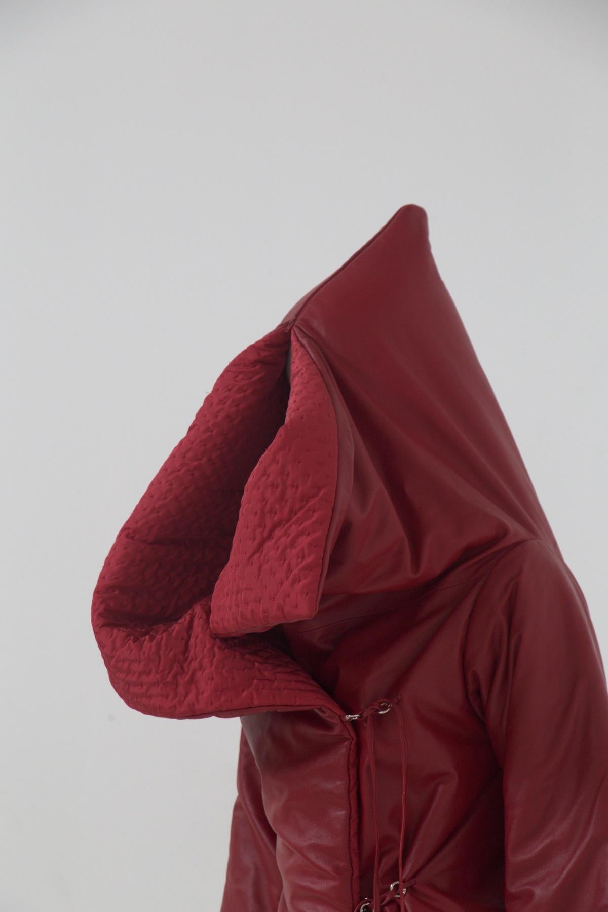 Flashy jacket in fine leather designed by Gianfranco Ferrè for Dior in the 90s, made in Italy.
ORIGINAL LABEL.
The jacket is entirely made of fine red leather externally, with a hood, the strong point of the jacket.
In fact, the hood can be opened