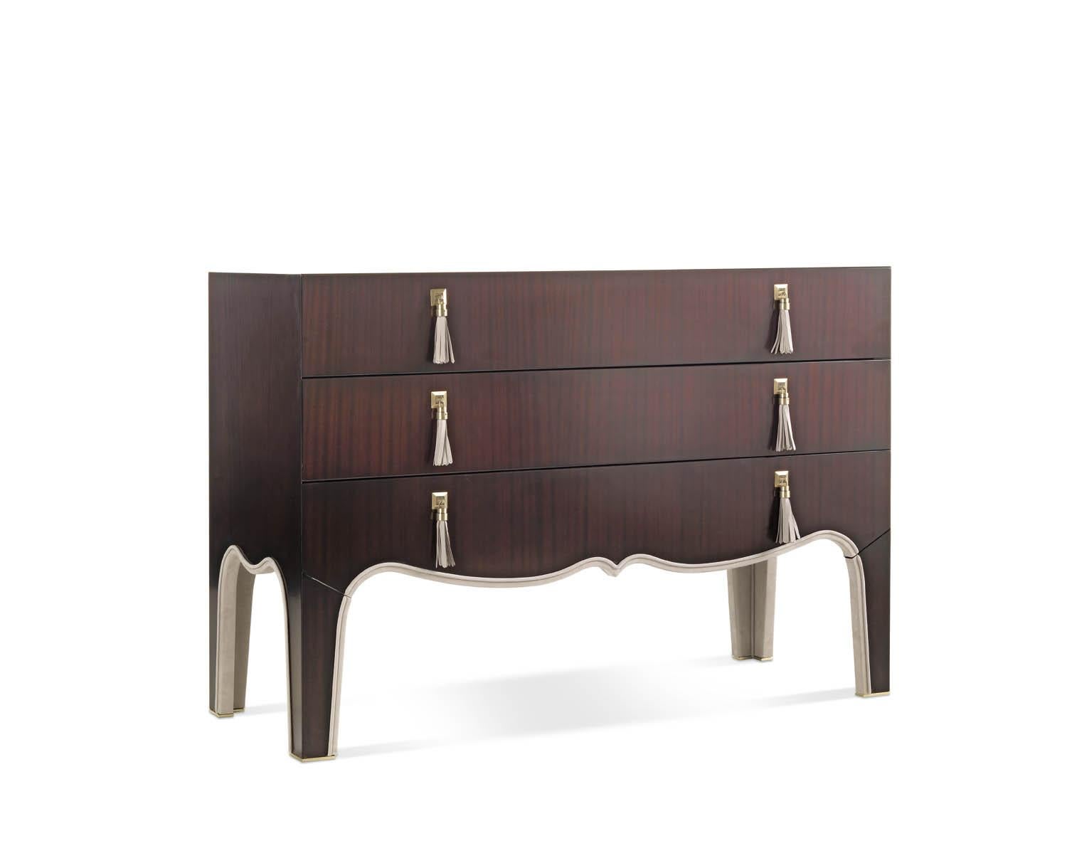 This chest of drawers mixes traditional with playful with its wood finish, leather tassel handles and curved underbody.

Structure in multi-layer poplar. Mahogany finishing with details in fabric or leather from the GF Home collection. Three