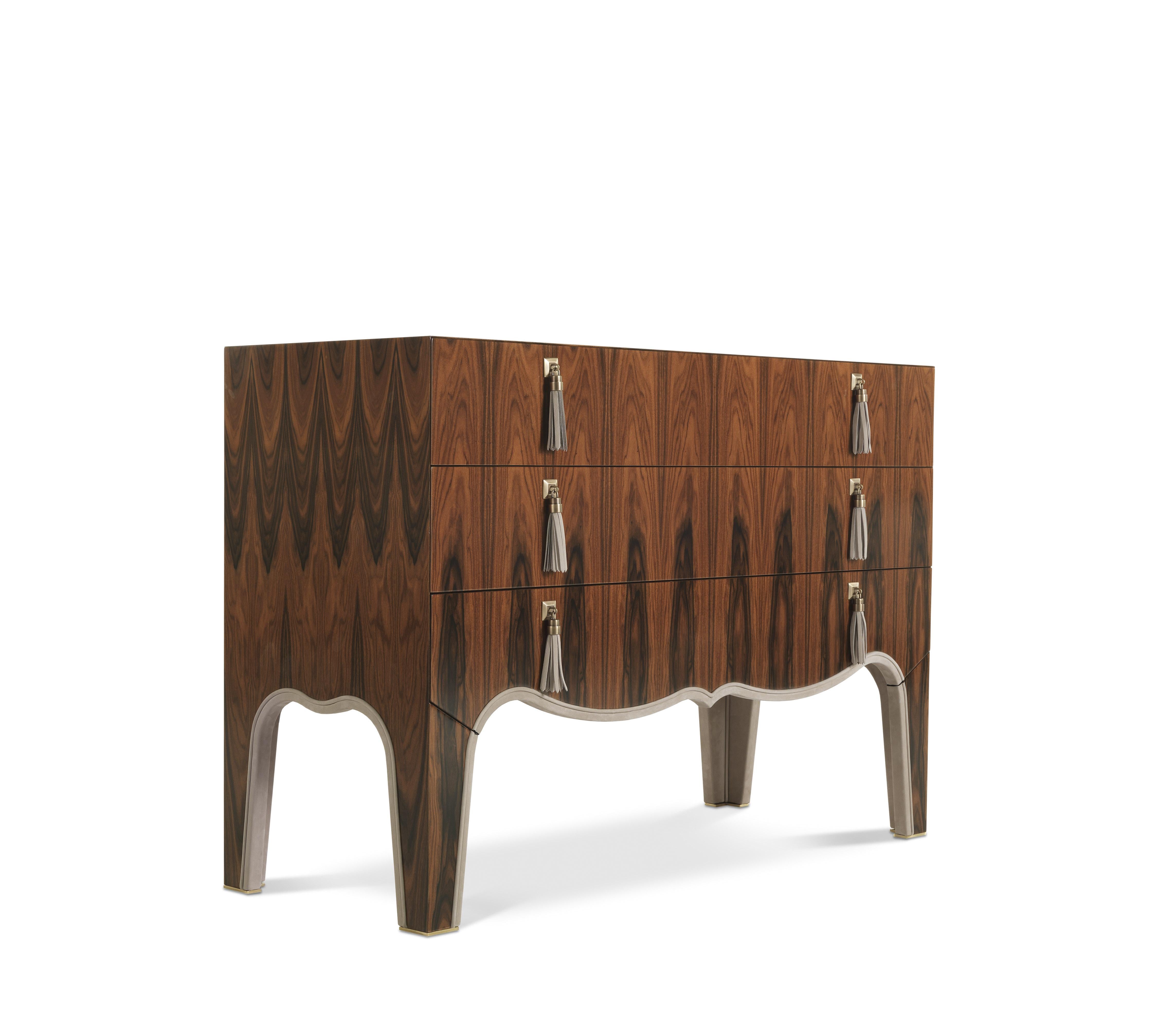 The Royal Chest of drawers with the structure in multilayer poplar veneered in rosewood. Details in leather cat. B L.08.01. Handles in metal and leather cat. B L.08.01.
      