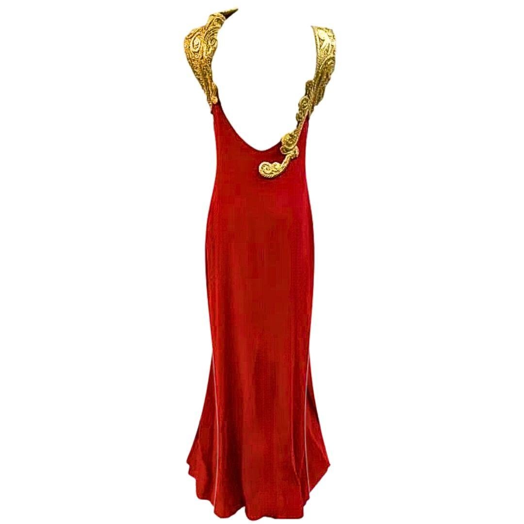 Gianfranco Ferre Abito da sera rosso con rifiniture in oro Autunno/Inverno 1992 Sz 40IT In condizioni buone in vendita a Saint Petersburg, FL