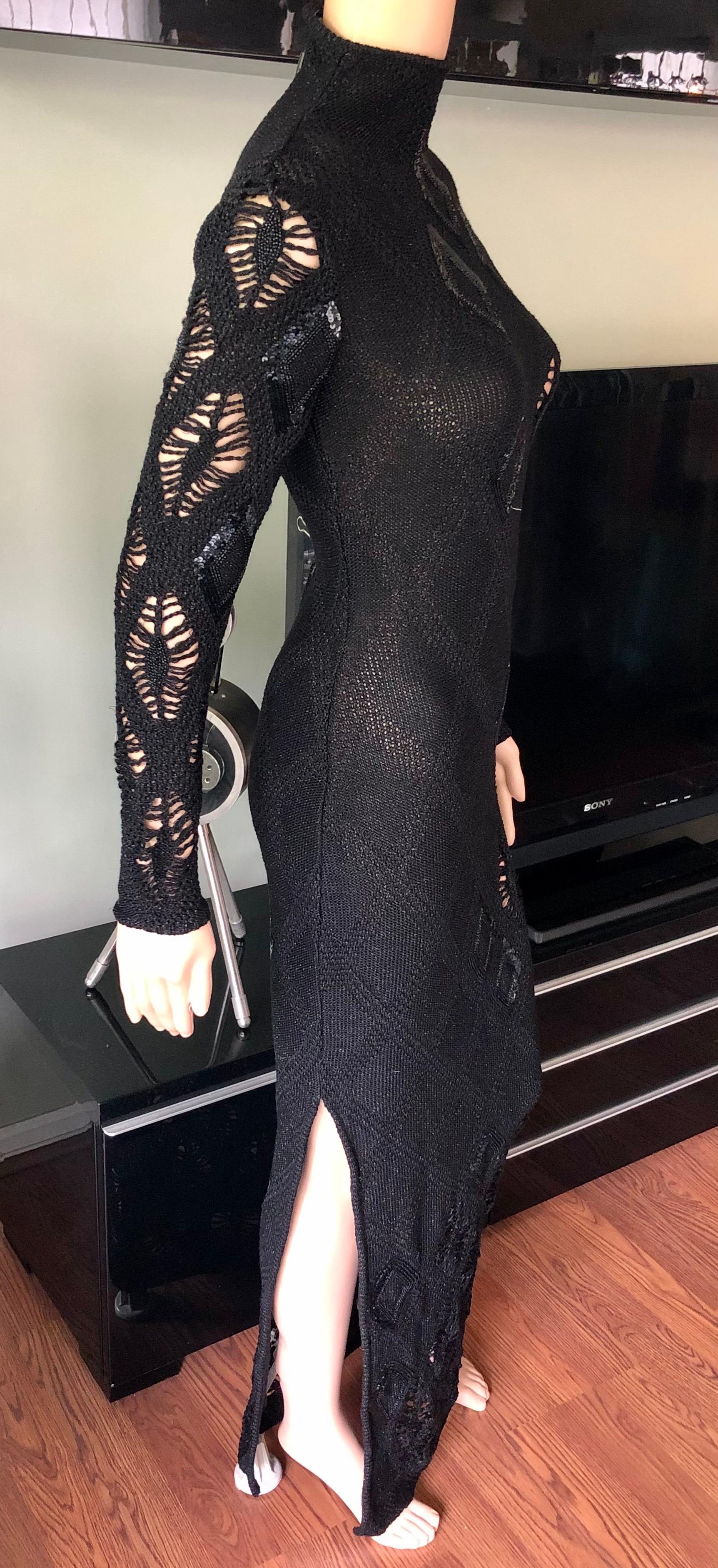 Gianfranco Ferre S/S 2002 Vestido maxi negro de punto de ganchillo con lentejuelas y cuentas en venta 3