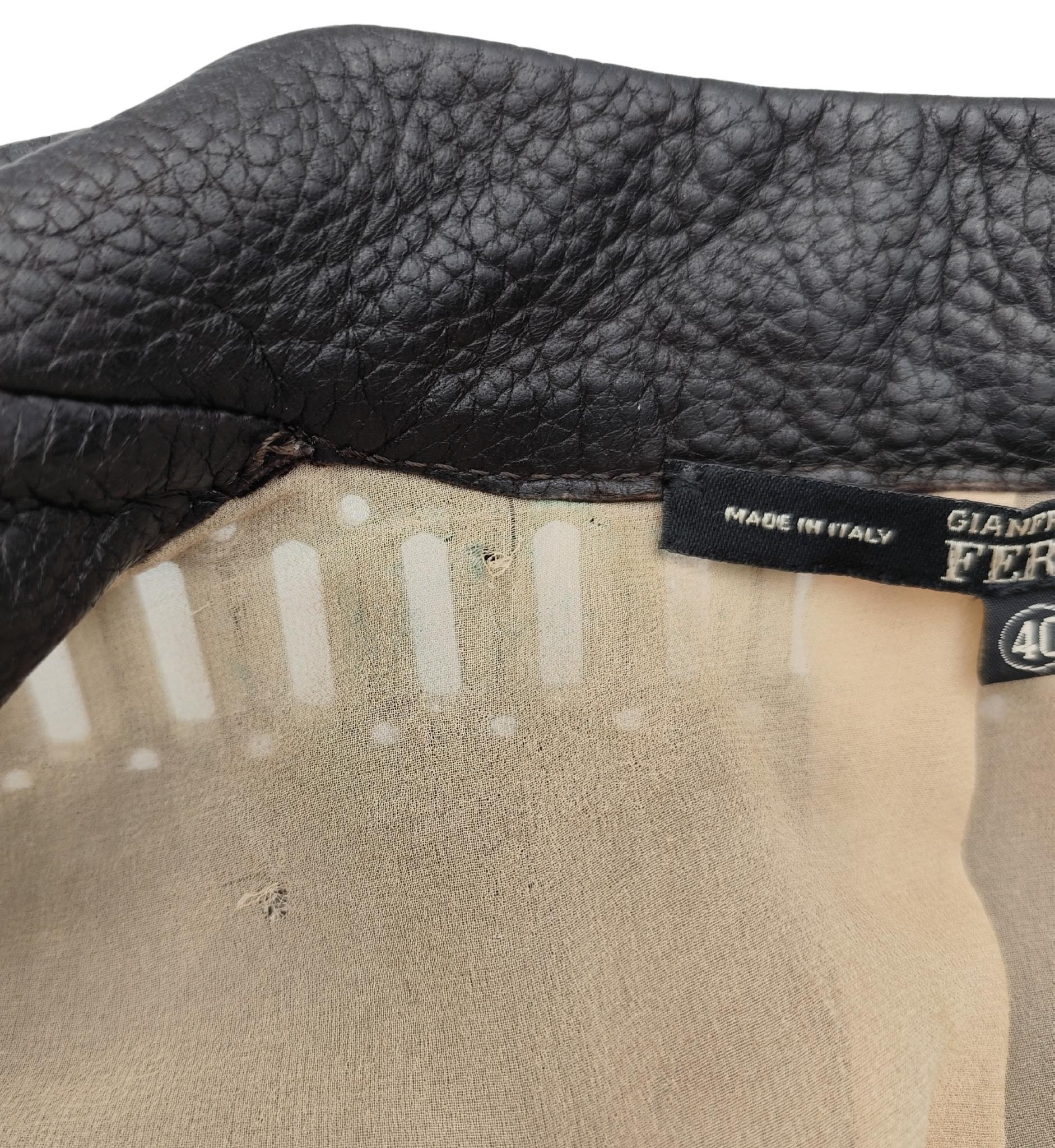 Gianfranco Ferré, sfilata P/E 2004, giacca in pelle nera con borchie in vendita 11