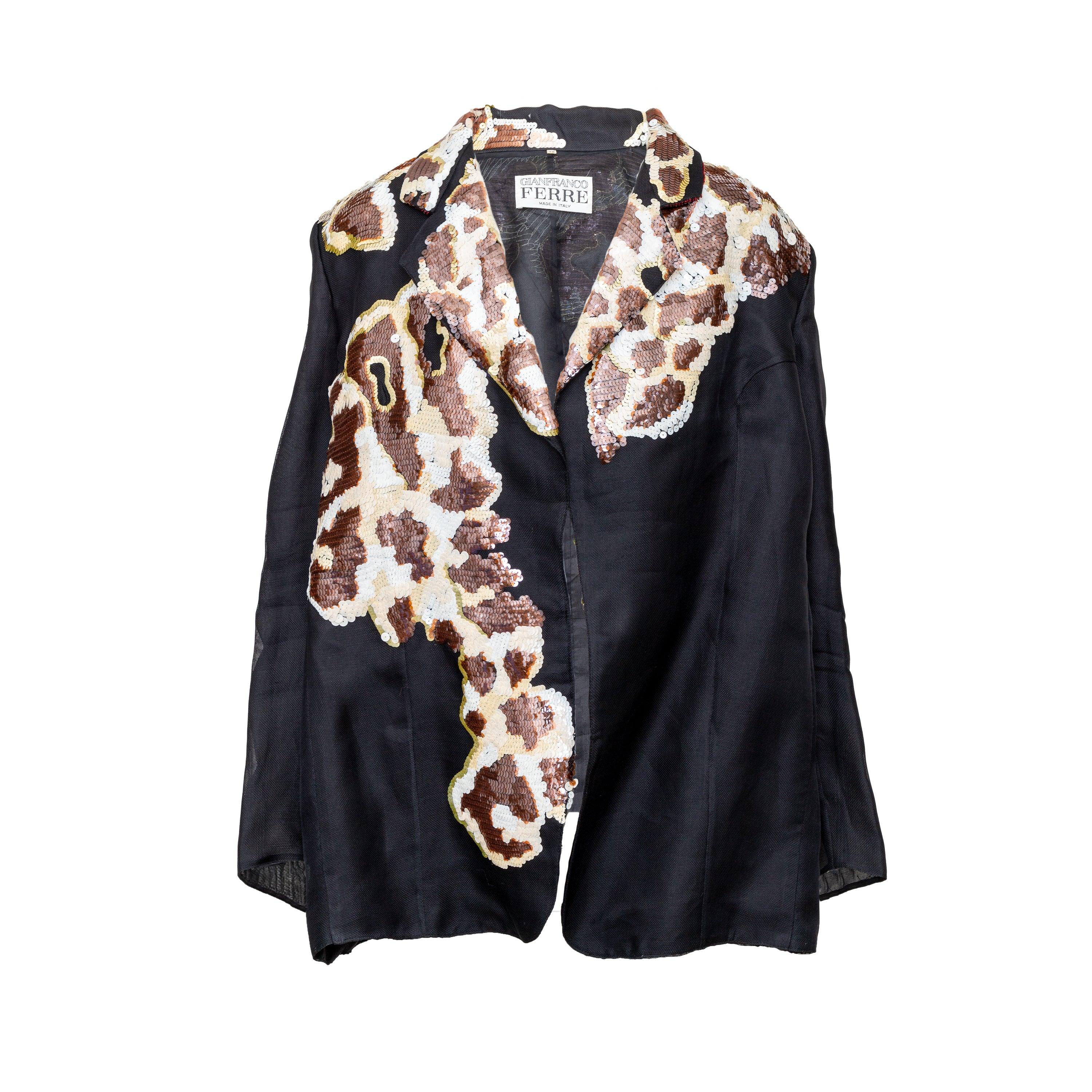Élevez votre look avec la veste ornée de paillettes de Gianfranco Ferrè. Confectionnée en soie luxueuse et doublée à l'intérieur, cette veste ouverte est ornée de paillettes dans un motif animalier abstrait pour un design audacieux et accrocheur.