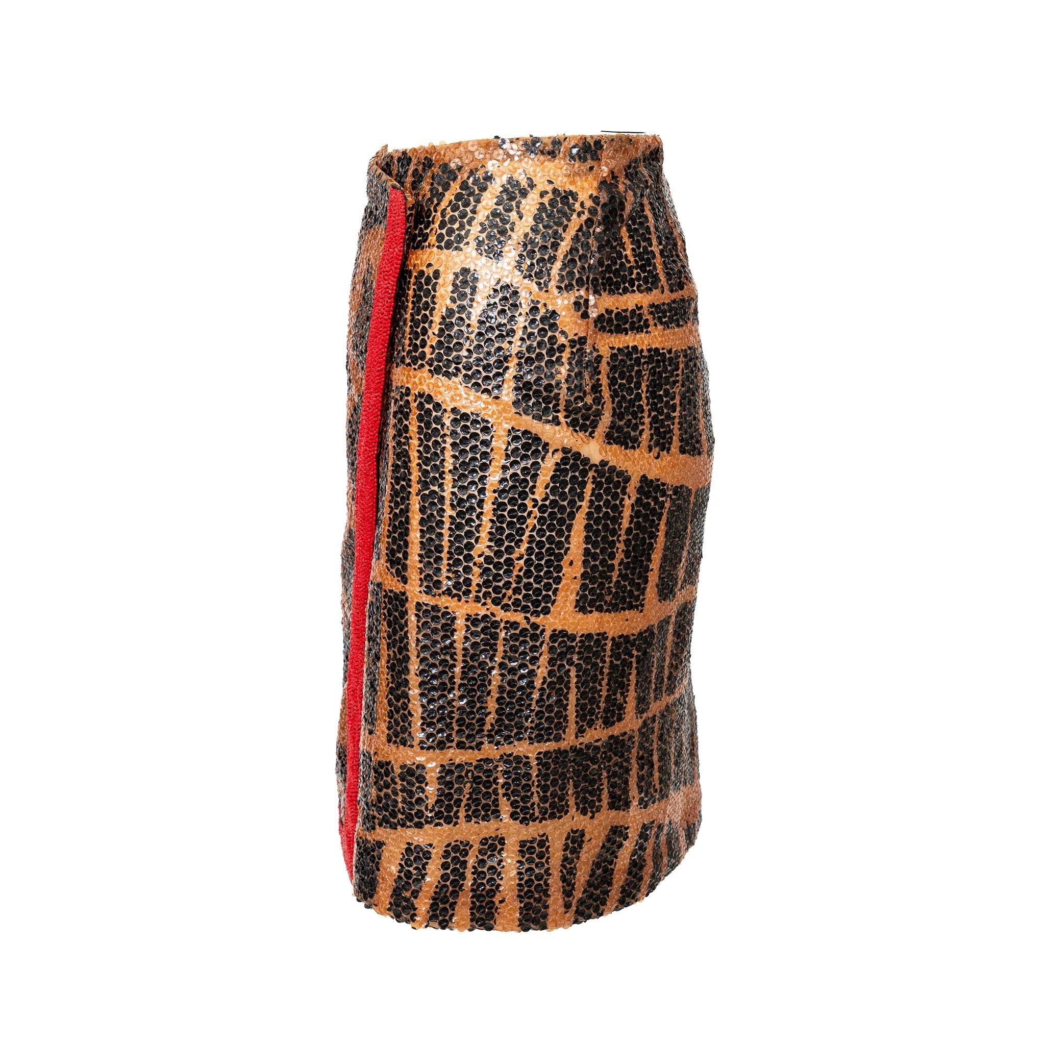 Jupe portefeuille à paillettes de Gianfranco Ferré avec imprimé animalier audacieux et garniture de perles rouges frappantes - une pièce de choix pour une tenue de soirée glamour. Doublure en soie et fermeture à bouton-pression. 
 Matière : 100%