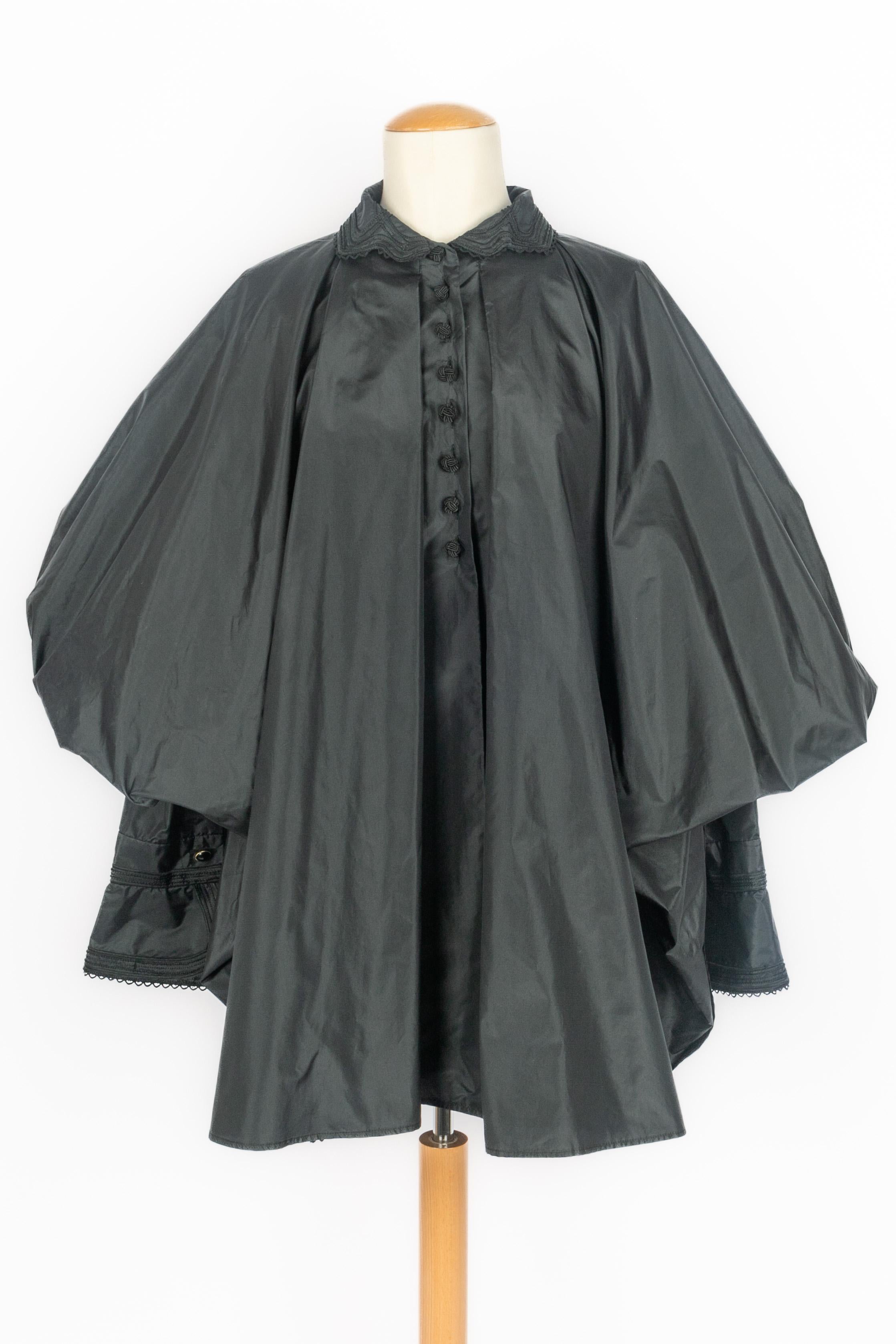 GIANFRANCO FERRÉ - (Made in Italy) Conjunto de chaqueta, falda y estola de tafetán de seda negro. Talla 40IT indicada, se ajusta a una 36FR. Una colección hacia 1990.

Estado:
Muy buen estado

Dimensiones:
Anchura de los hombros: 40 cm - Longitud de
