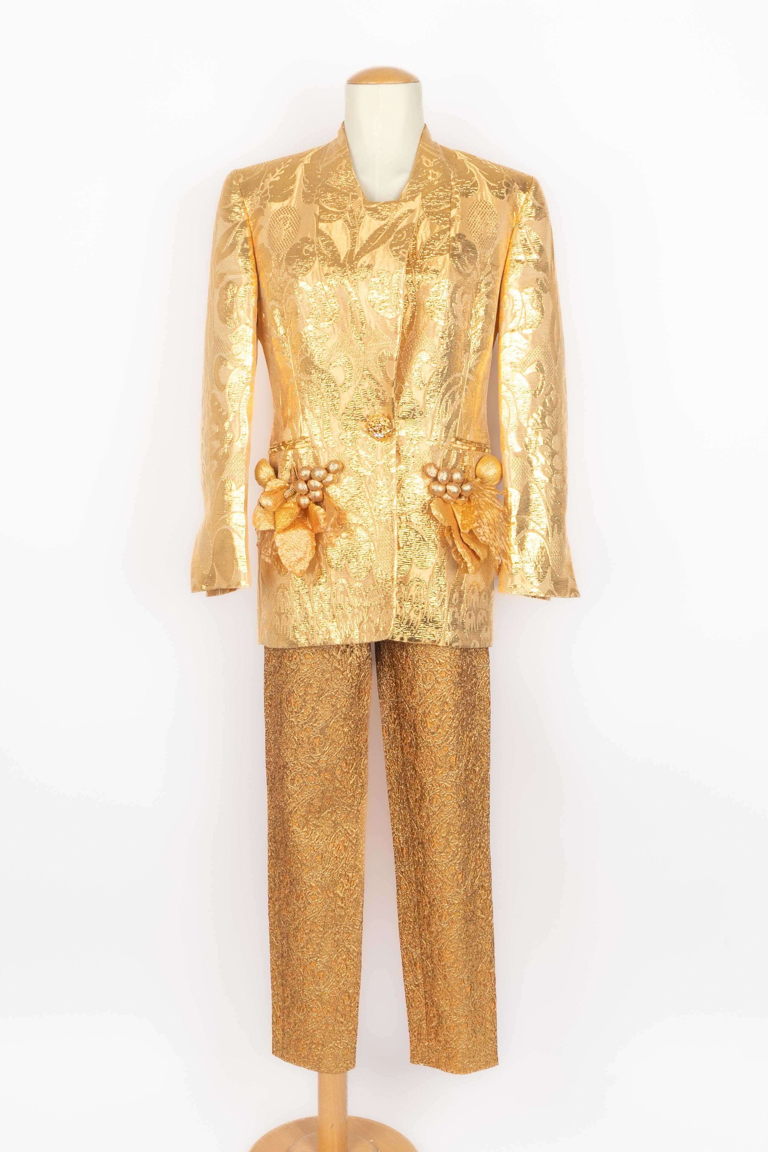 GIANFRANCO FERRÉ - (Made in Italy) Conjunto de jacquard de lamé dorado compuesto por chaqueta y pantalón. Botones de metal dorado y broches desmontables. Talla 38IT indicada, se ajusta a una 34FR. Una colección hacia 1990.

Estado:
Muy buen