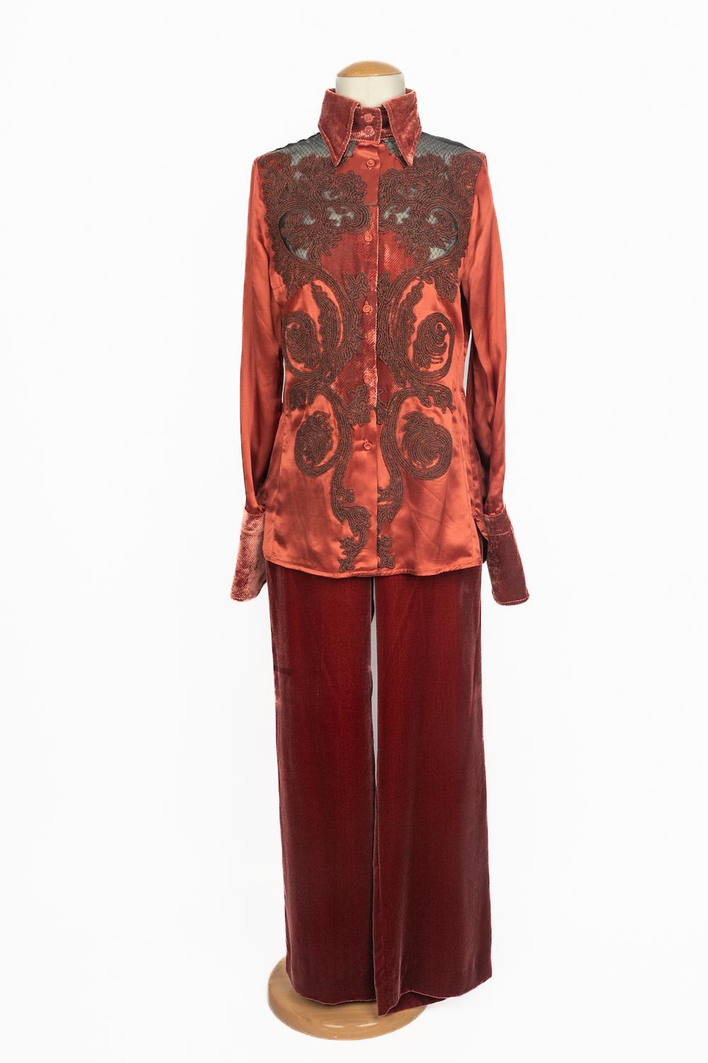 GIANFRANCO FERRÉ - (Made in Italy) Set composed of a blouse and a pair of pants, made of velvet panne, satin, crepe, and mohair. Size M, it fits a 38FR.

Condition:
Very good condition

Dimensions:
Blouse: Shoulder width: 40 cm - Chest: 50 cm -