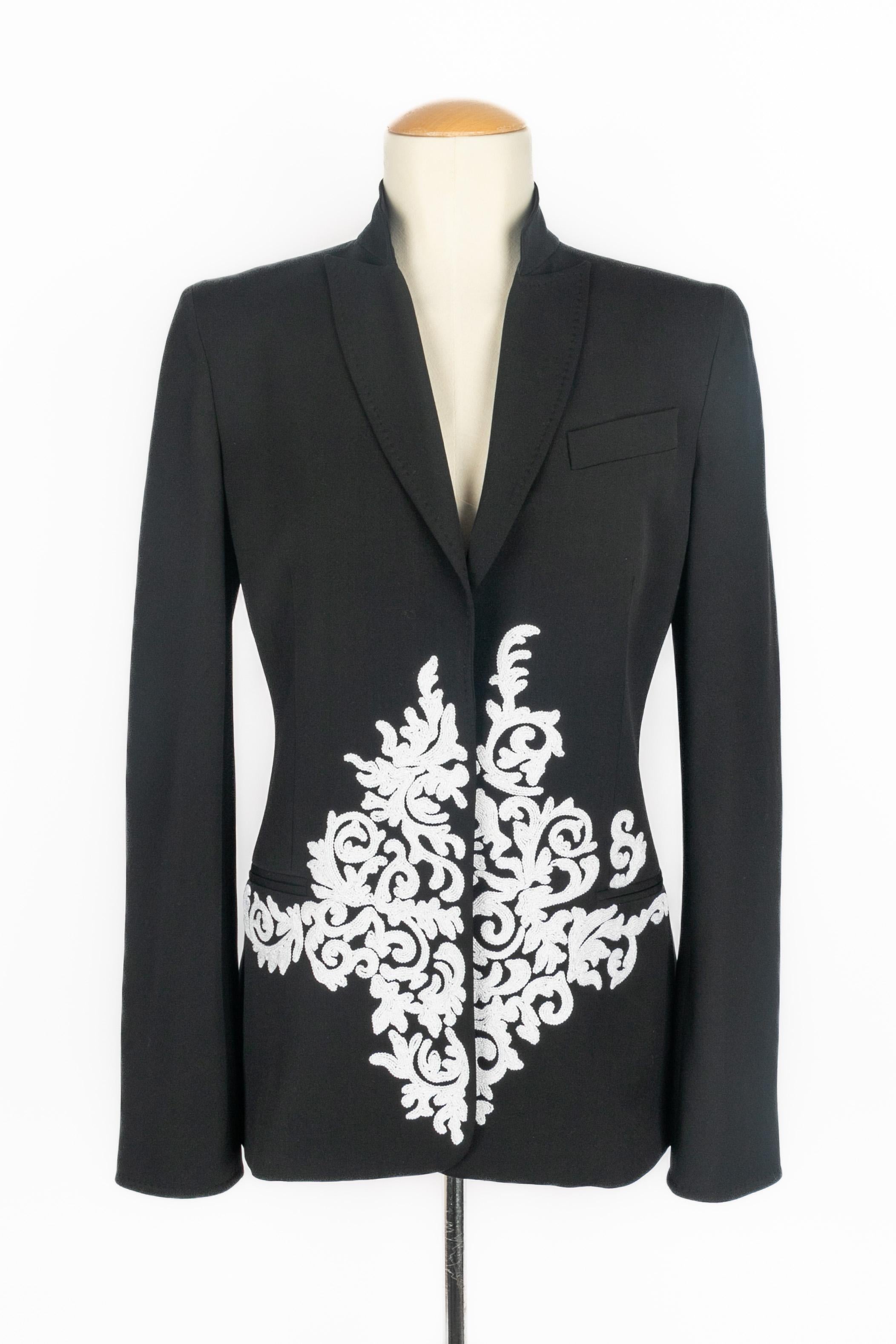 GIANFRANCO FERRÉ - (Made in Italy) Ensemble en soie, gazar, laine et crêpe composé d'une blouse et d'une veste, dans les tons noir et blanc. Taille 40IT. Collection S vers les années 2000.

Condit :
Très bon état.

Dimensions :
Chemisier : Largeur