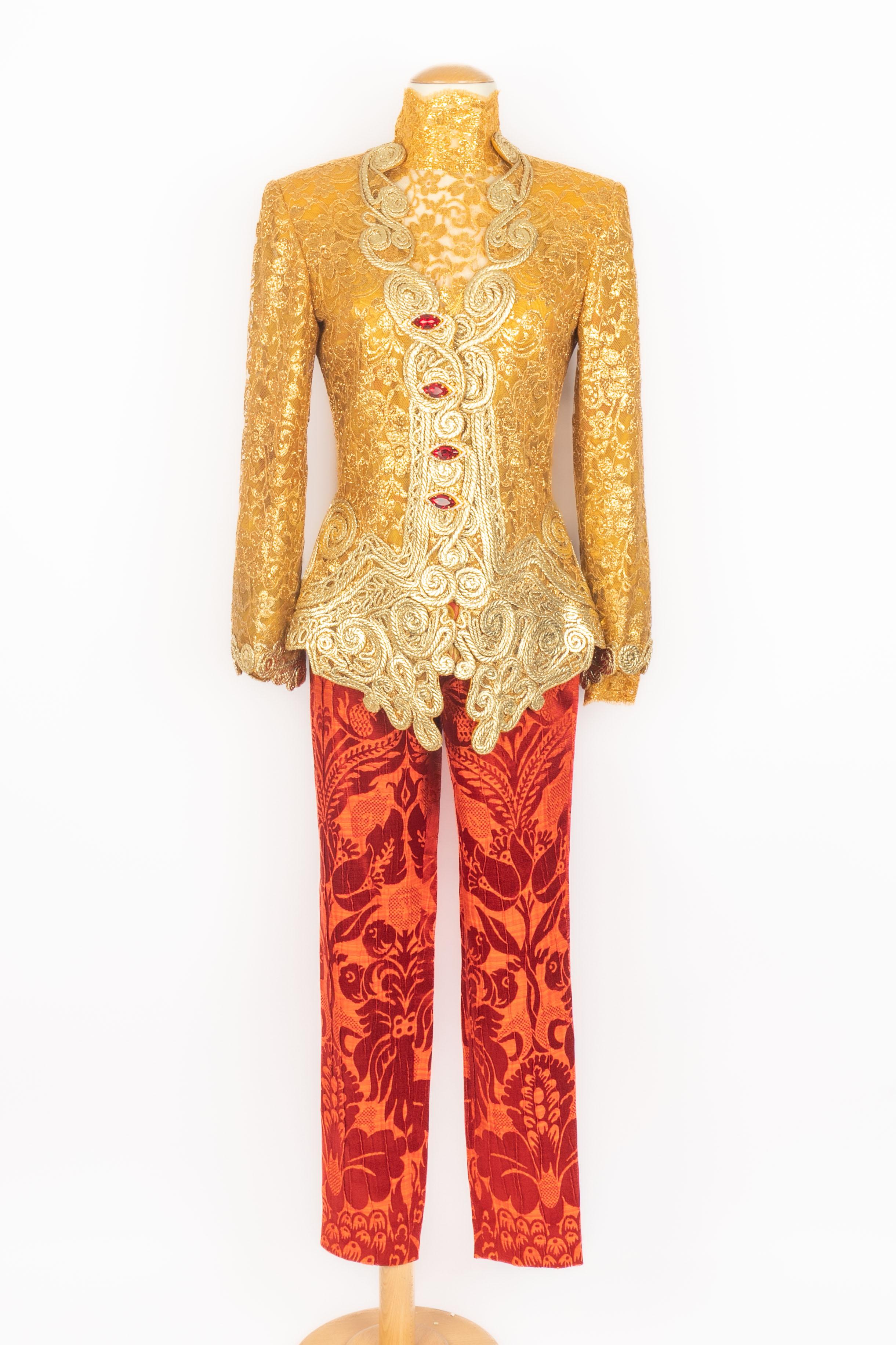 GIANFRANCO FERRÉ - (Made in Italy) Conjunto compuesto por una chaqueta de encaje ribeteada con pasamanería, un top de manga larga y un pantalón recto. Cinturón de cuero rematado con hilos de lúrex dorado. Hebilla de metal dorado engastada con