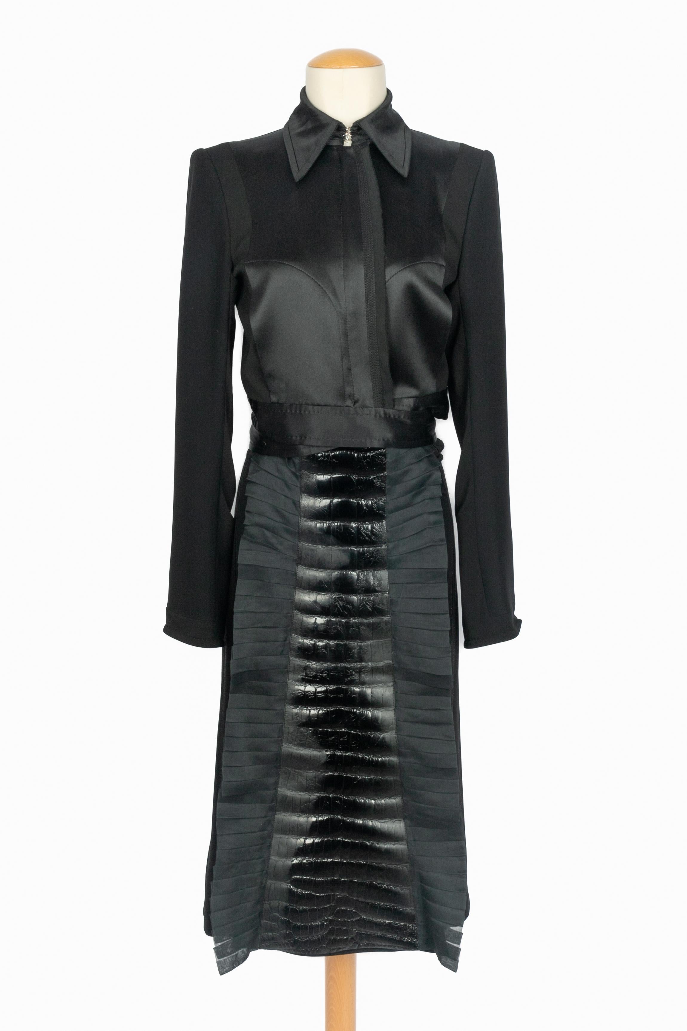 GIANFRANCO FERRÉ - (Made in Italy) Conjunto compuesto por una chaqueta corta negra y una falda plisada de malla, seda y piel de coco con aspecto de cocodrilo. Talla 40IT indicada en la chaqueta y 42IT en la falda, se ajusta a una 36FR/38FR.