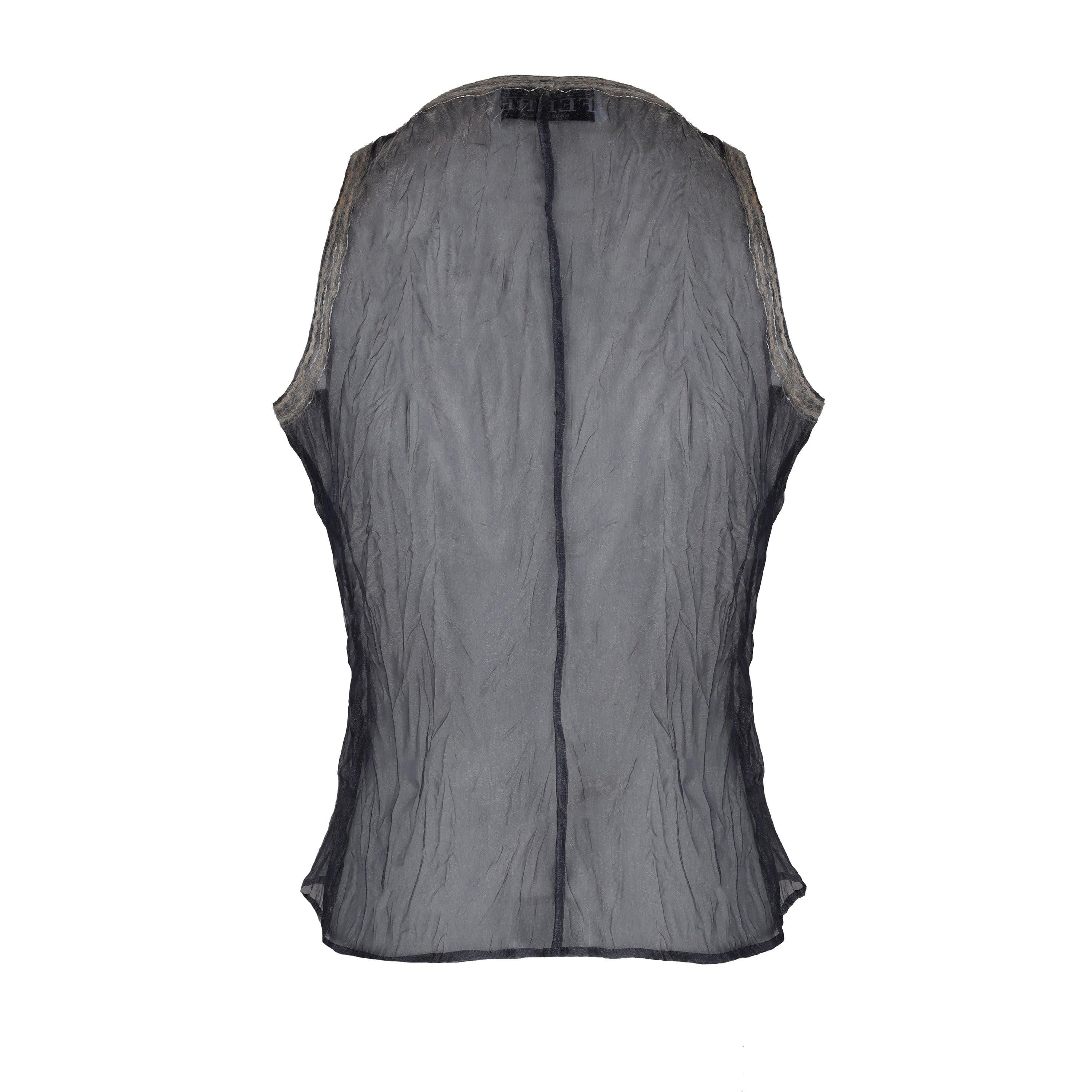 Questo top di Gianfranco Ferré è realizzato in seta trasparente e rappresenta il look vintage perfetto per la fashionista moderna. La tonalità grigia e l'orlo dettagliato offrono uno stile raffinato, mentre il taglio corto e senza maniche crea una