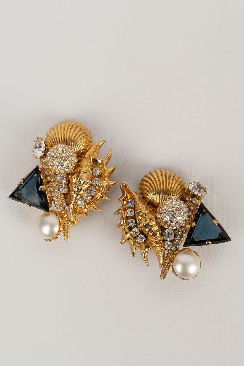 Gianfranco Ferré - (Made in Italy) Gold metal clip earrings featuring shells paved with strass.

Additional information:
Dimensions: 6 W x 7.5 H cm

Condition: 
Very good condition

Seller Ref number: BO281