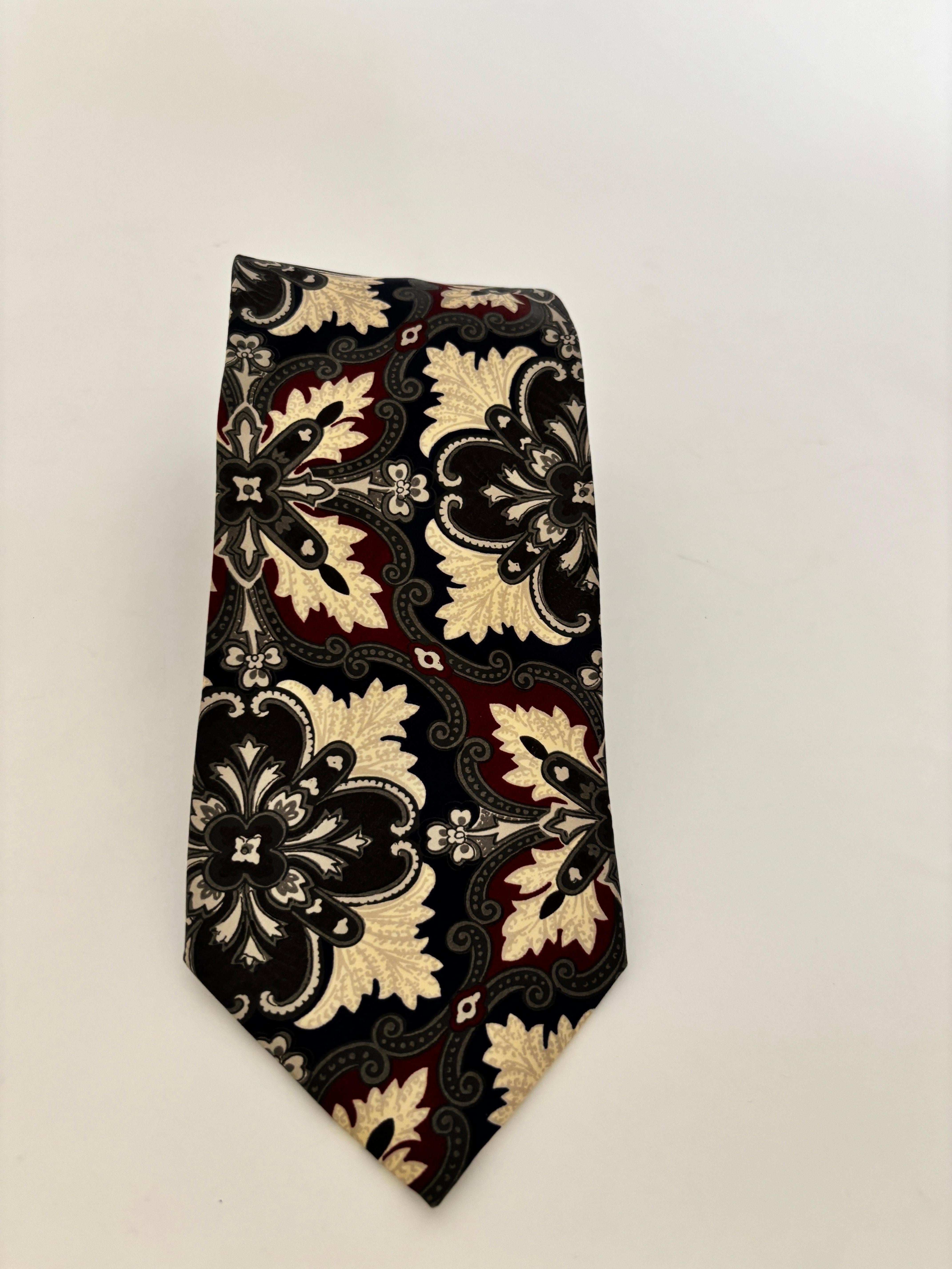Vintage Gianfranco Ferré Silk Necktie, Black & Gold Paisley, Made in Italy
A timeless statement of Italian luxury, this Gianfranco Ferré vintage necktie is crafted in pure silk and features an intricate black and gold paisley motif with elegant