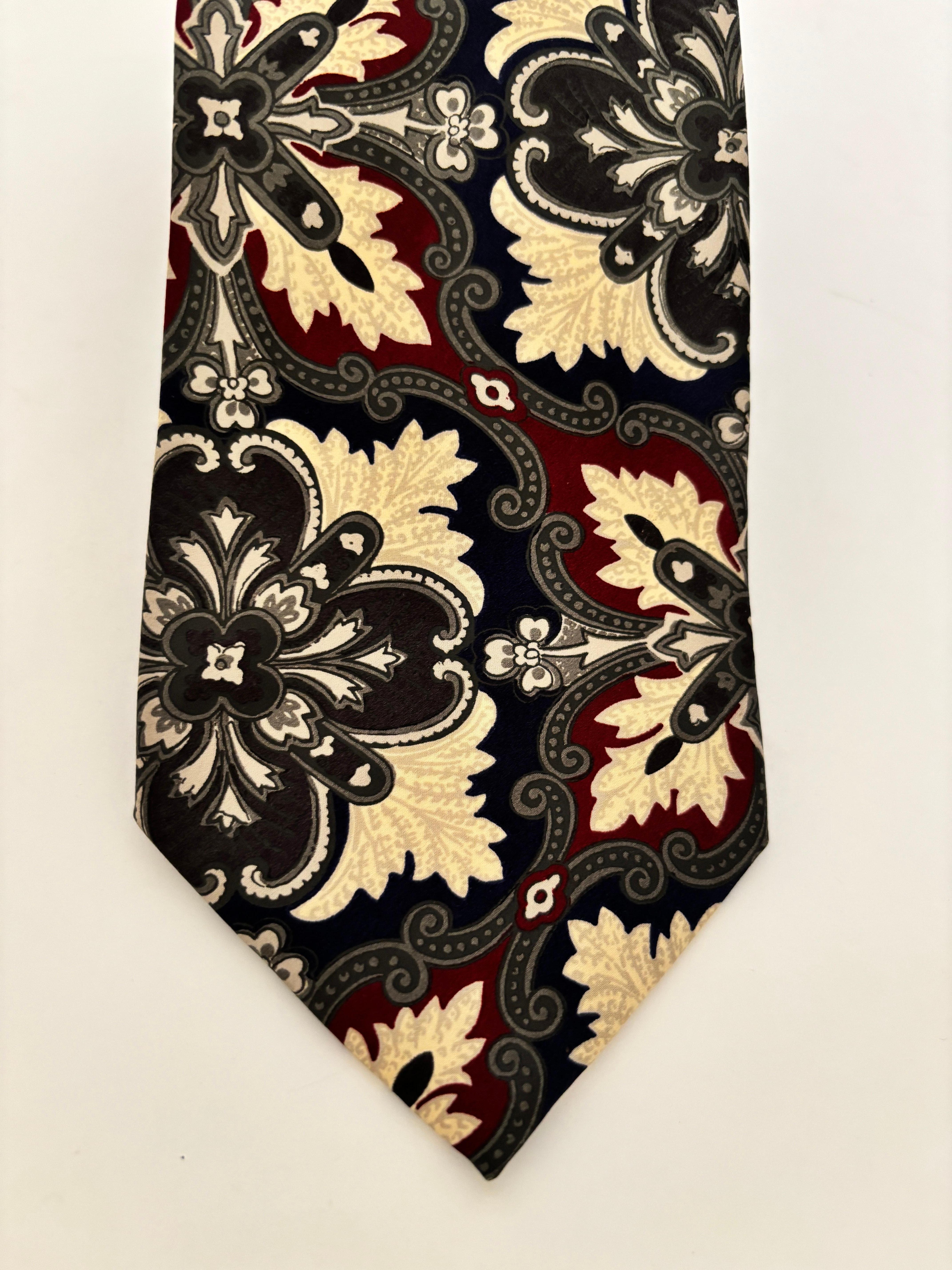 GIANFRANCO FERRE Silk Necktie Luxury Men Necktie Black and Gold Paisley Italy In Good Condition For Sale In North Hollywood, CA